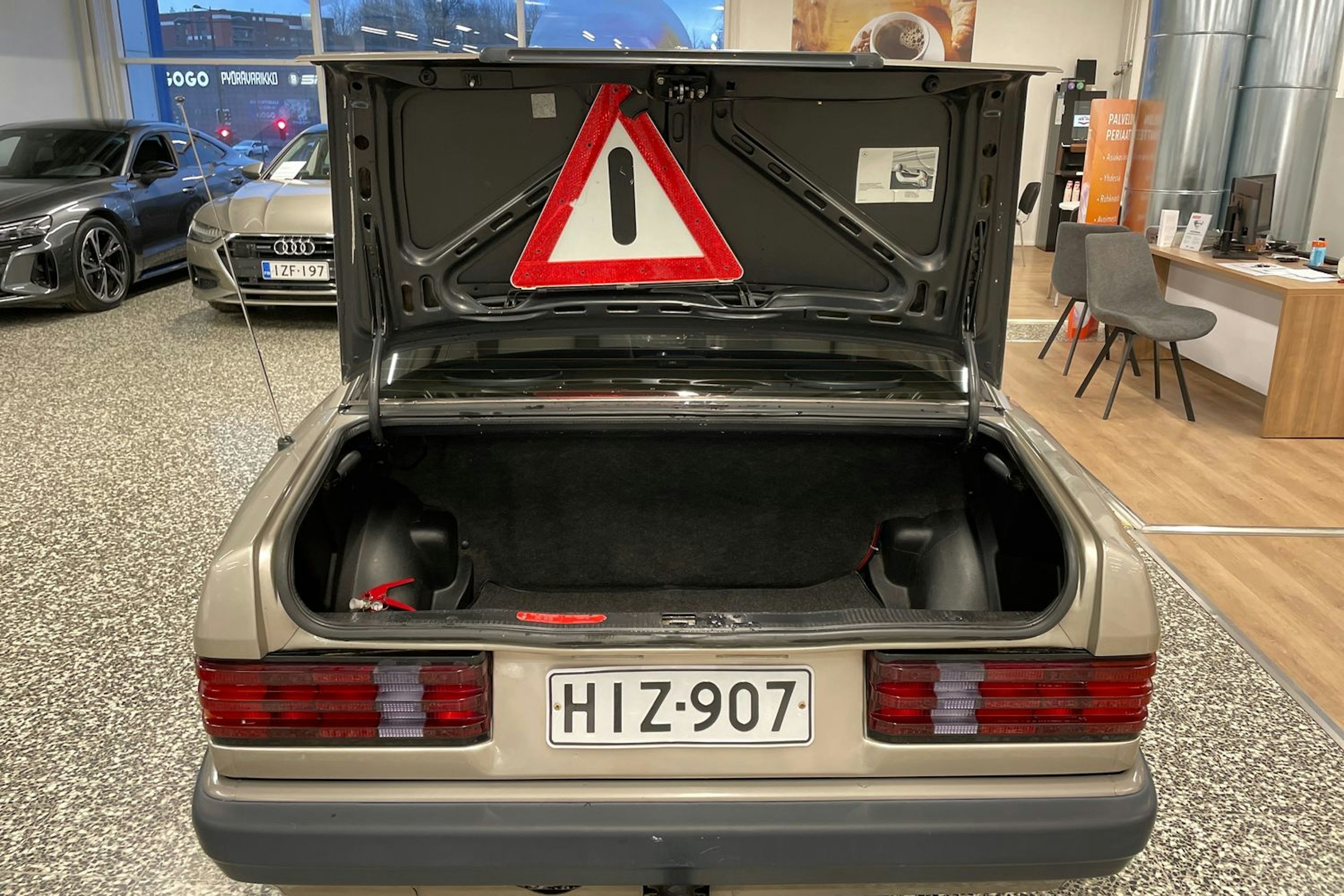 ruskea (beige) Mercedes-Benz 190 1990 kuva 23.