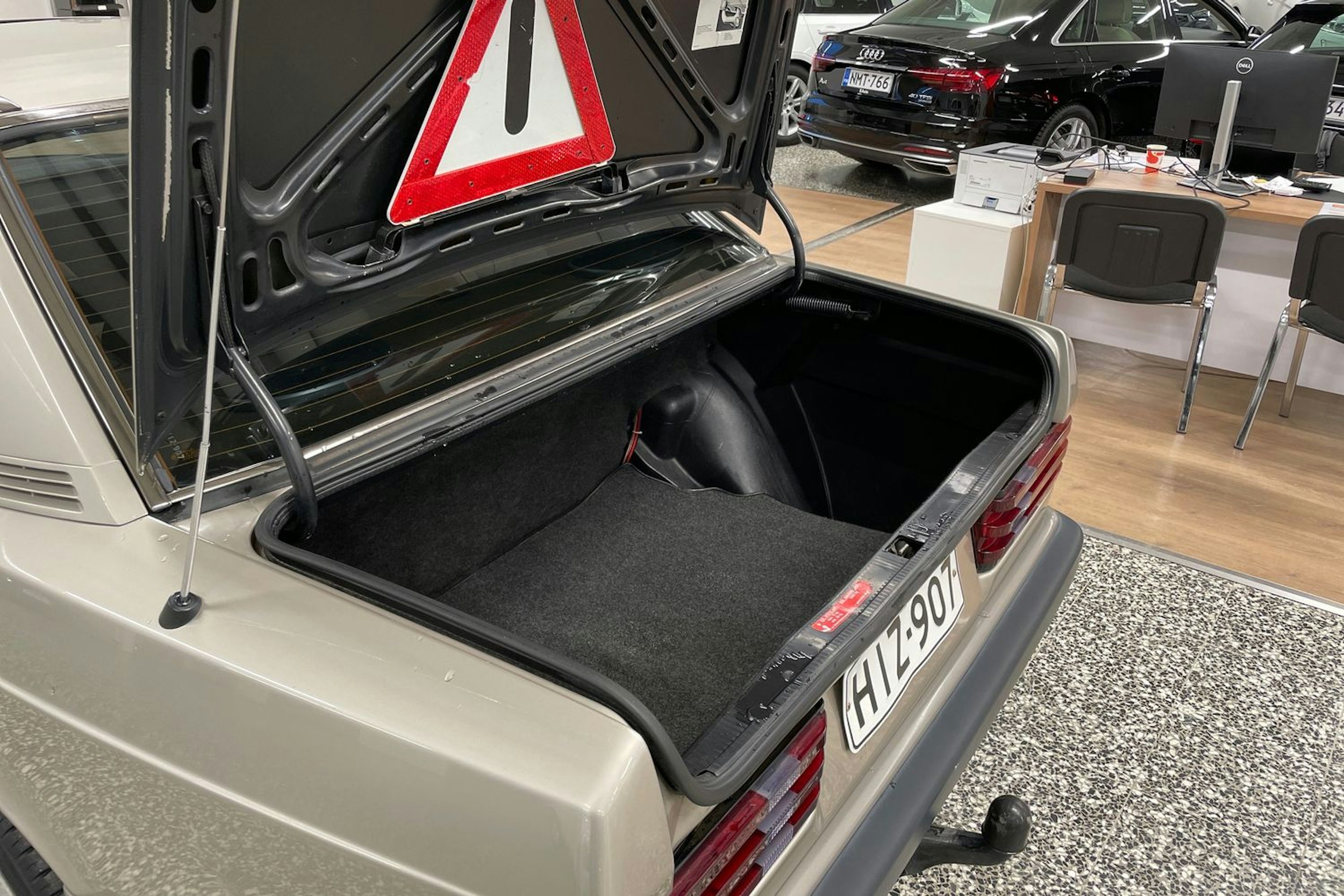 ruskea (beige) Mercedes-Benz 190 1990 kuva 24.