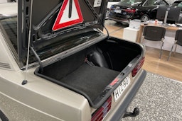 ruskea (beige) Mercedes-Benz 190 1990 kuva 24.