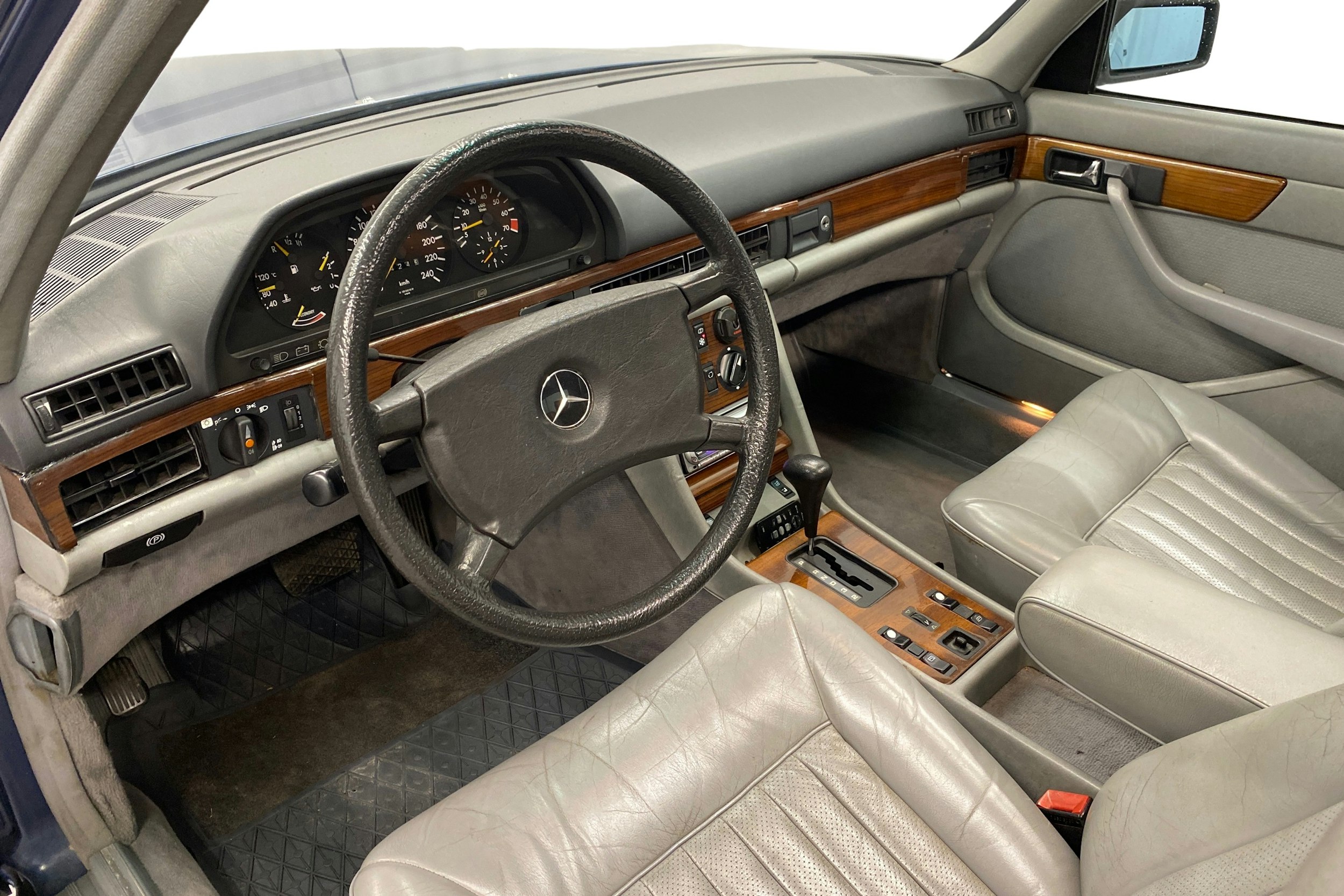 sininen Mercedes-Benz 280 1985 kuva 6.