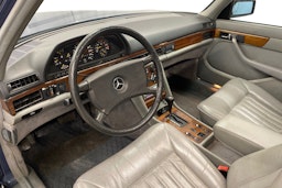 sininen Mercedes-Benz 280 1985 kuva 6.