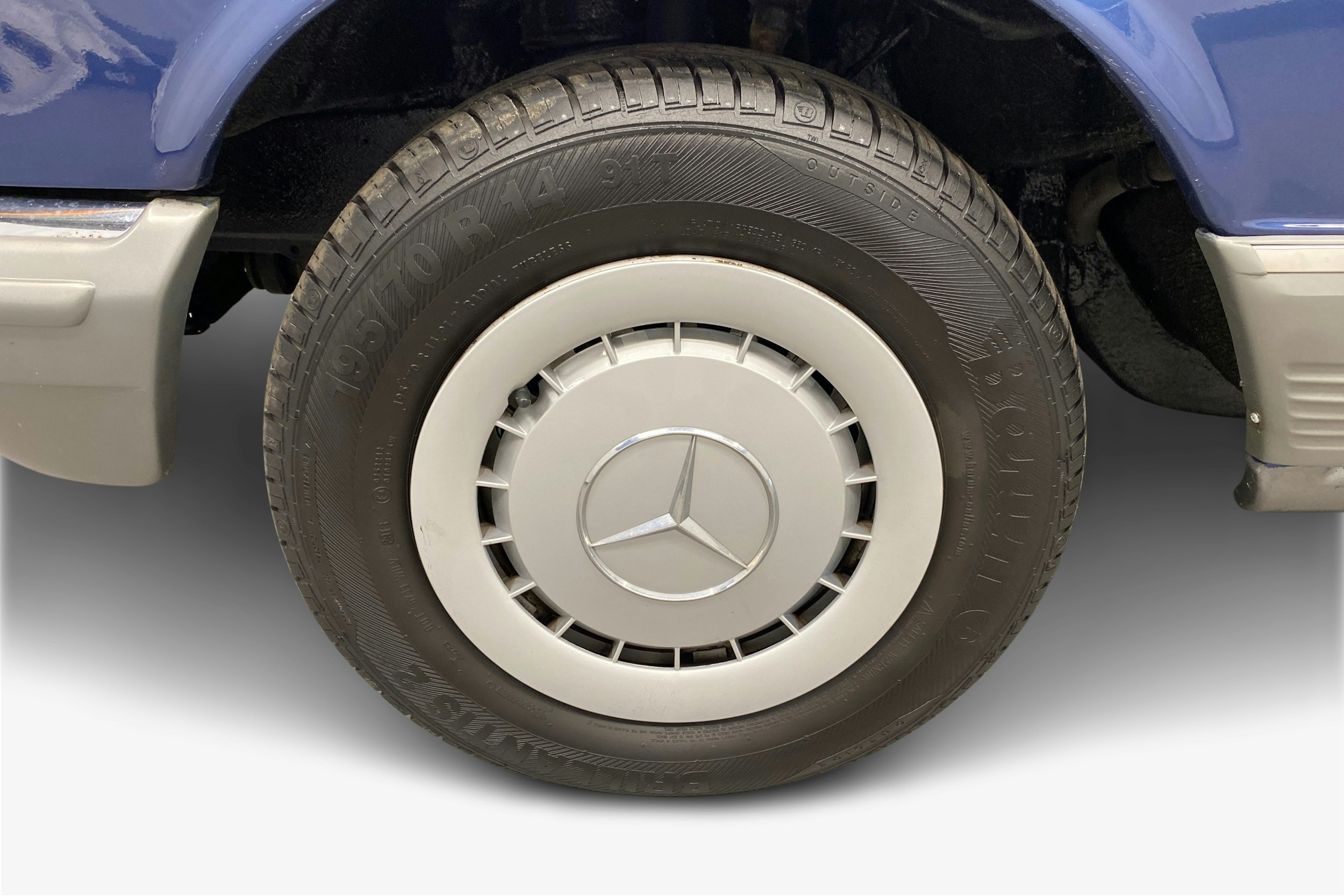 sininen Mercedes-Benz 280 1985 kuva 9.