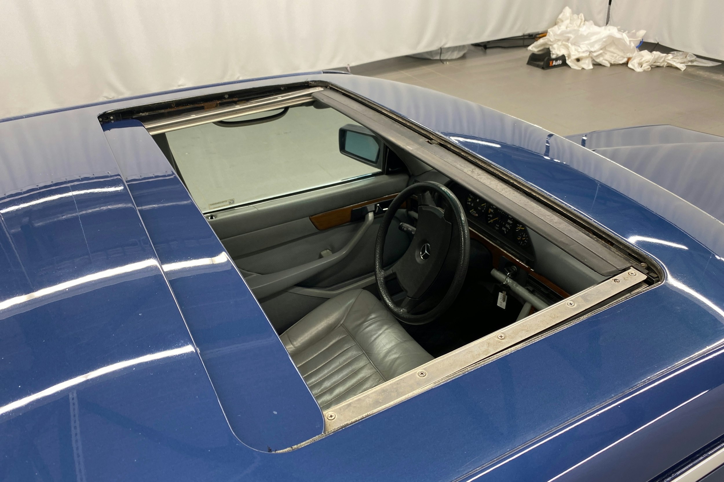 sininen Mercedes-Benz 280 1985 kuva 13.