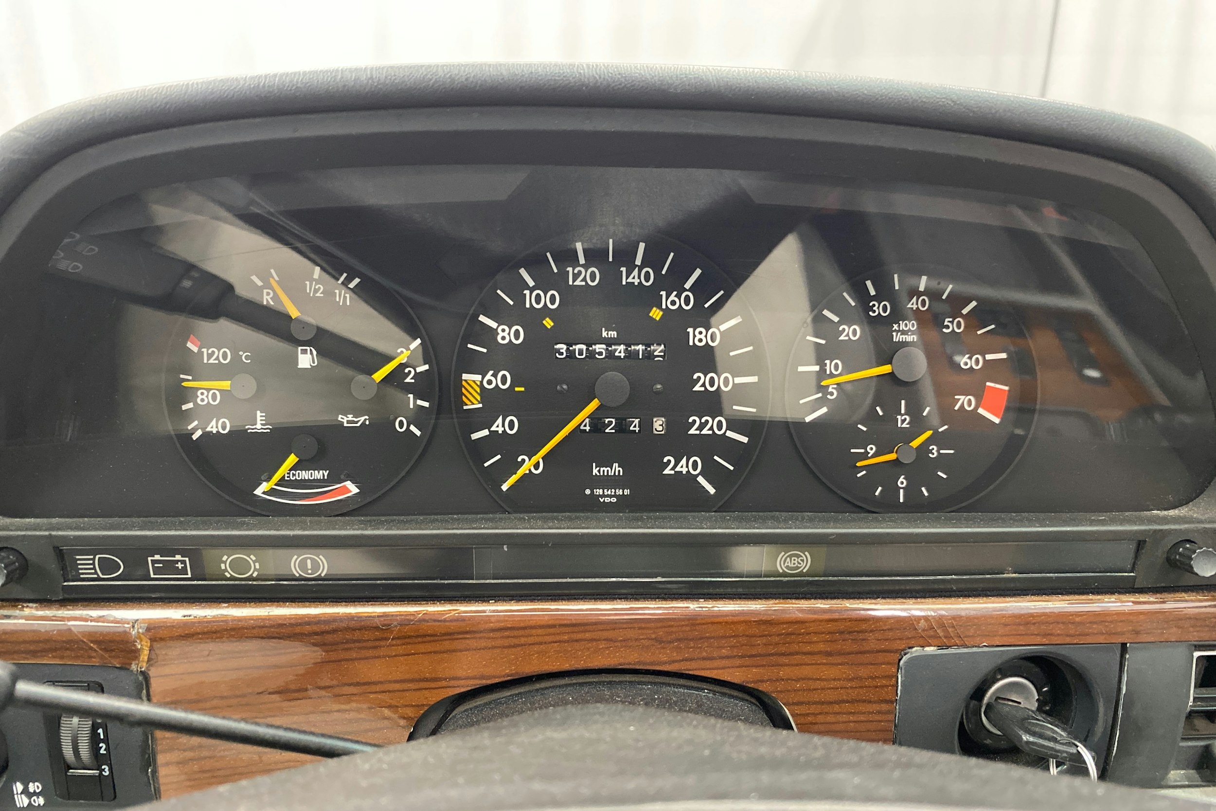 sininen Mercedes-Benz 280 1985 kuva 14.