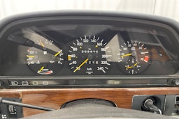 sininen Mercedes-Benz 280 1985 kuva 14.