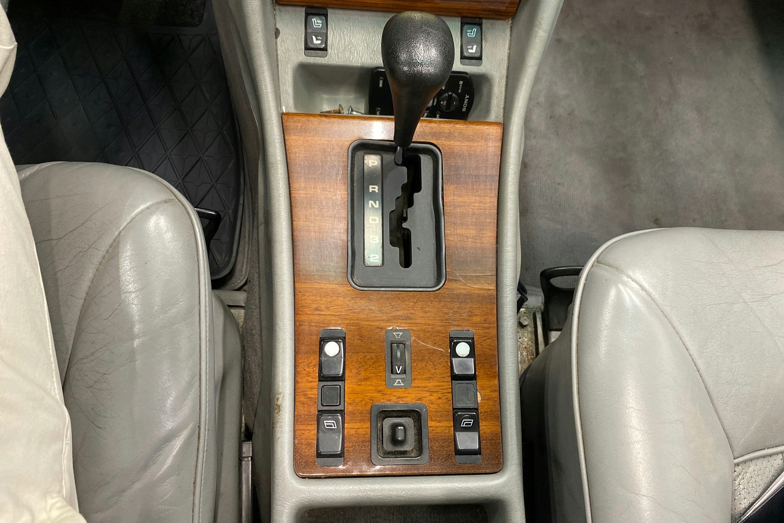 sininen Mercedes-Benz 280 1985 kuva 15.