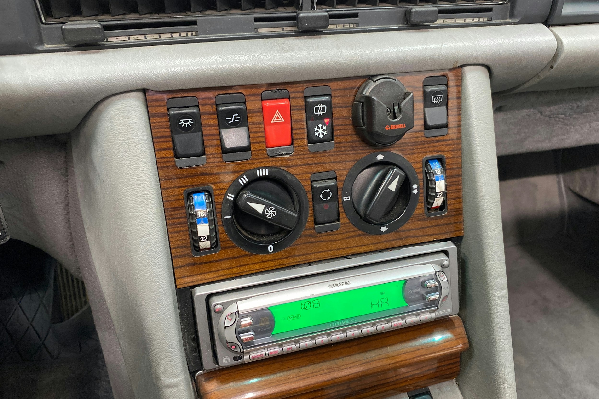 sininen Mercedes-Benz 280 1985 kuva 16.