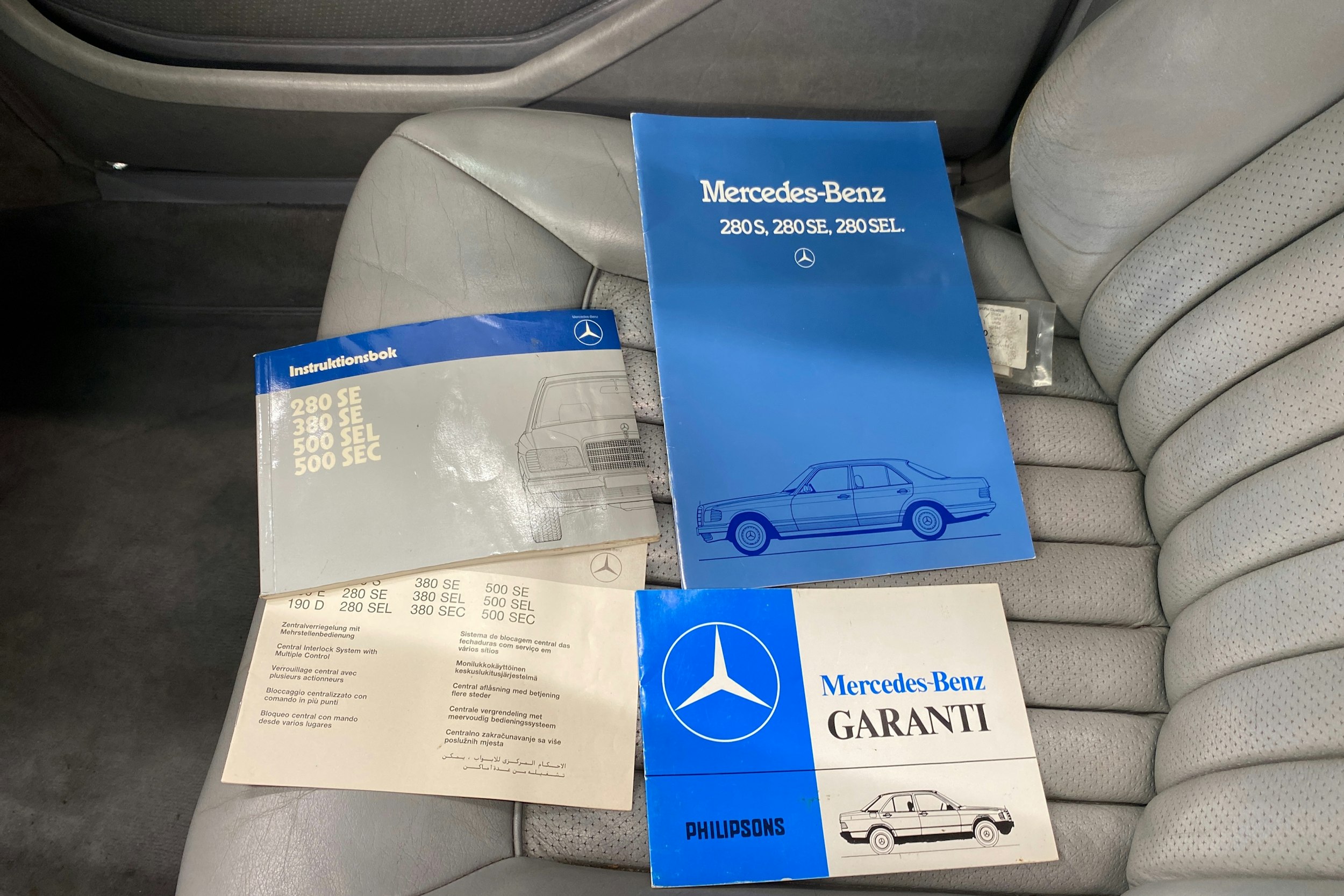 sininen Mercedes-Benz 280 1985 kuva 17.
