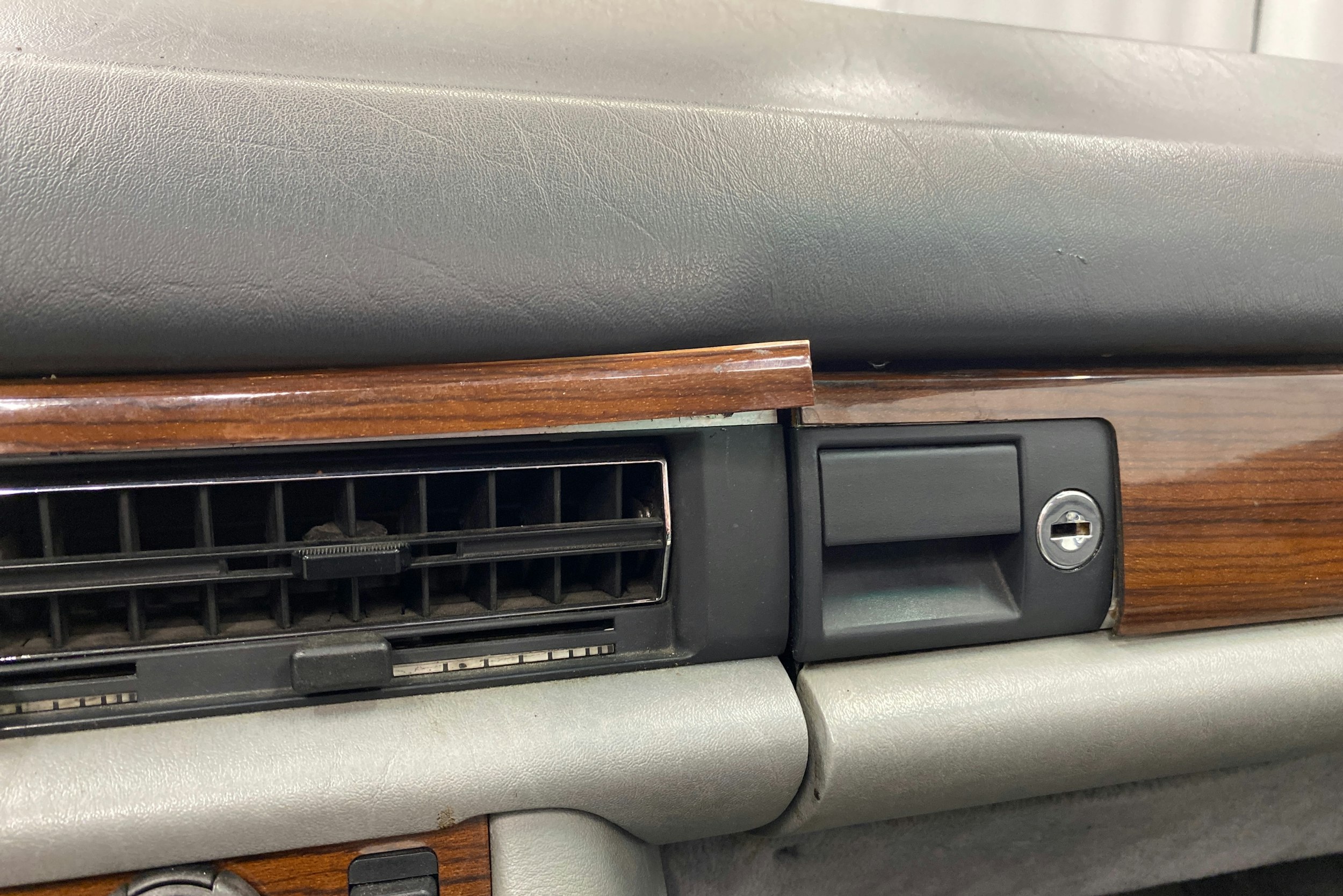 sininen Mercedes-Benz 280 1985 kuva 20.