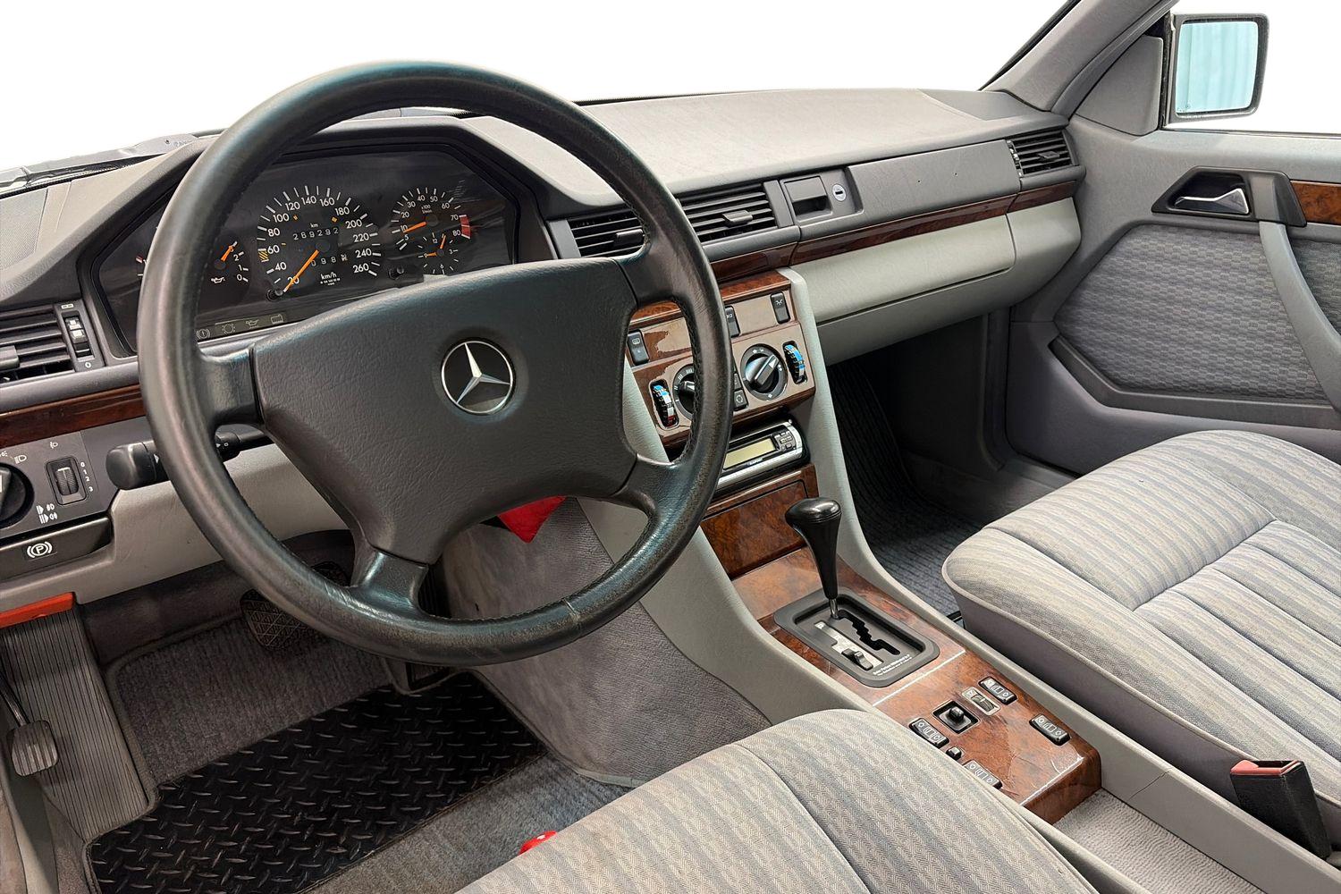 Mercedes-Benz 300 1992, photo 6/22
