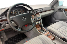 musta Mercedes-Benz 300 1992 kuva 6.