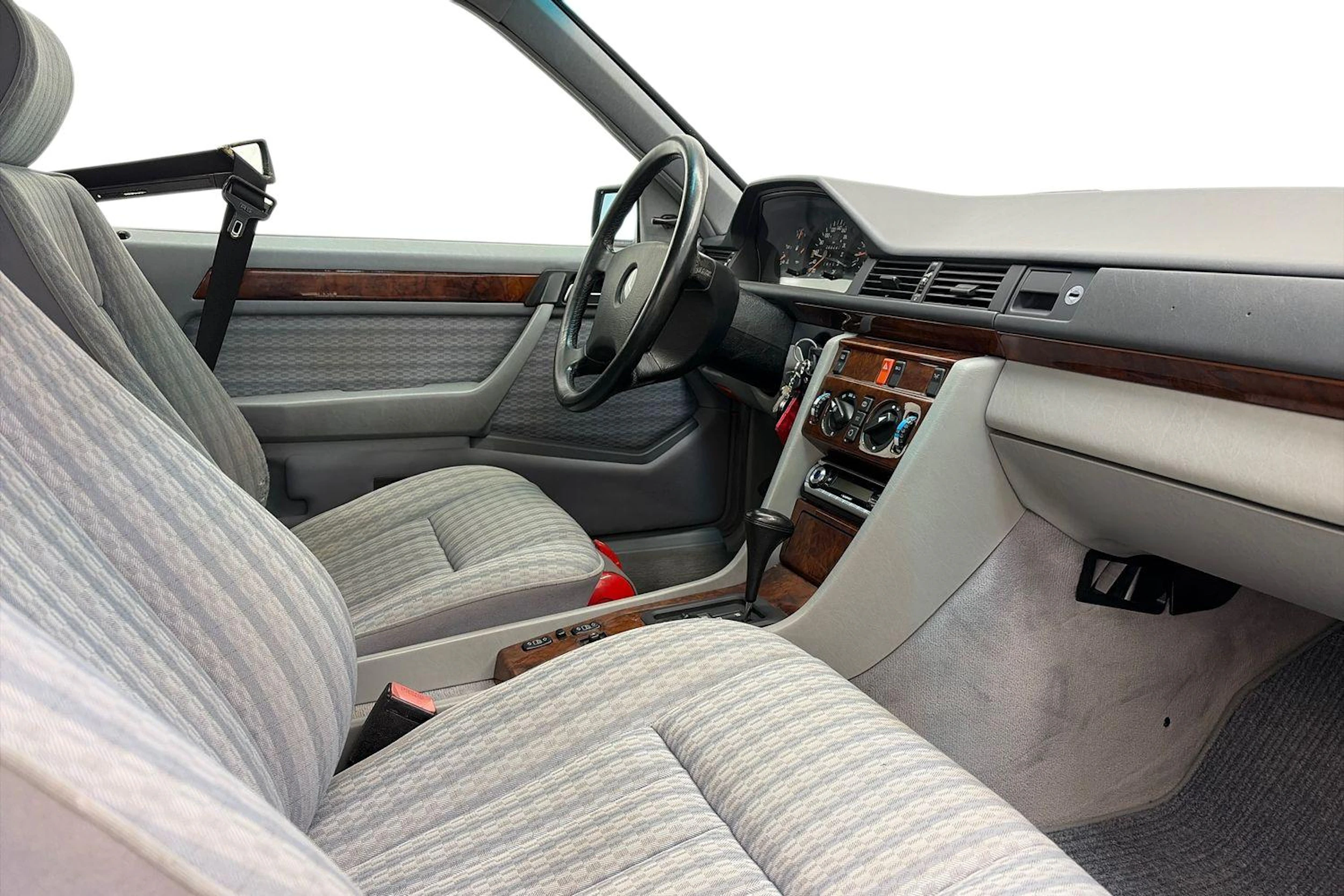 musta Mercedes-Benz 300 1992 kuva 8.