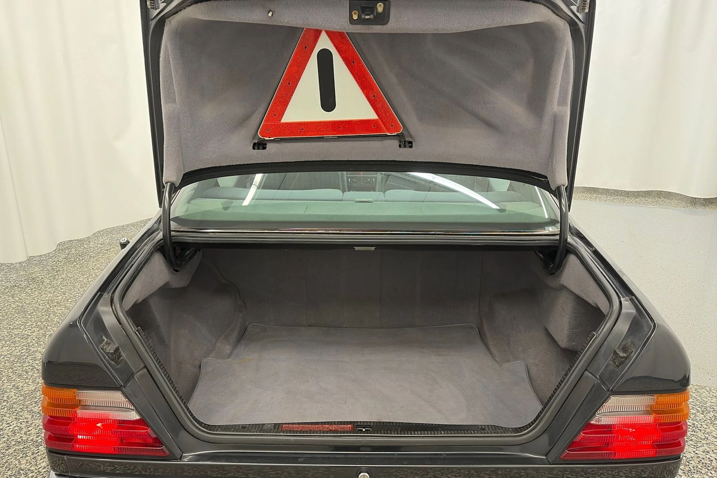 musta Mercedes-Benz 300 1992 kuva 10.