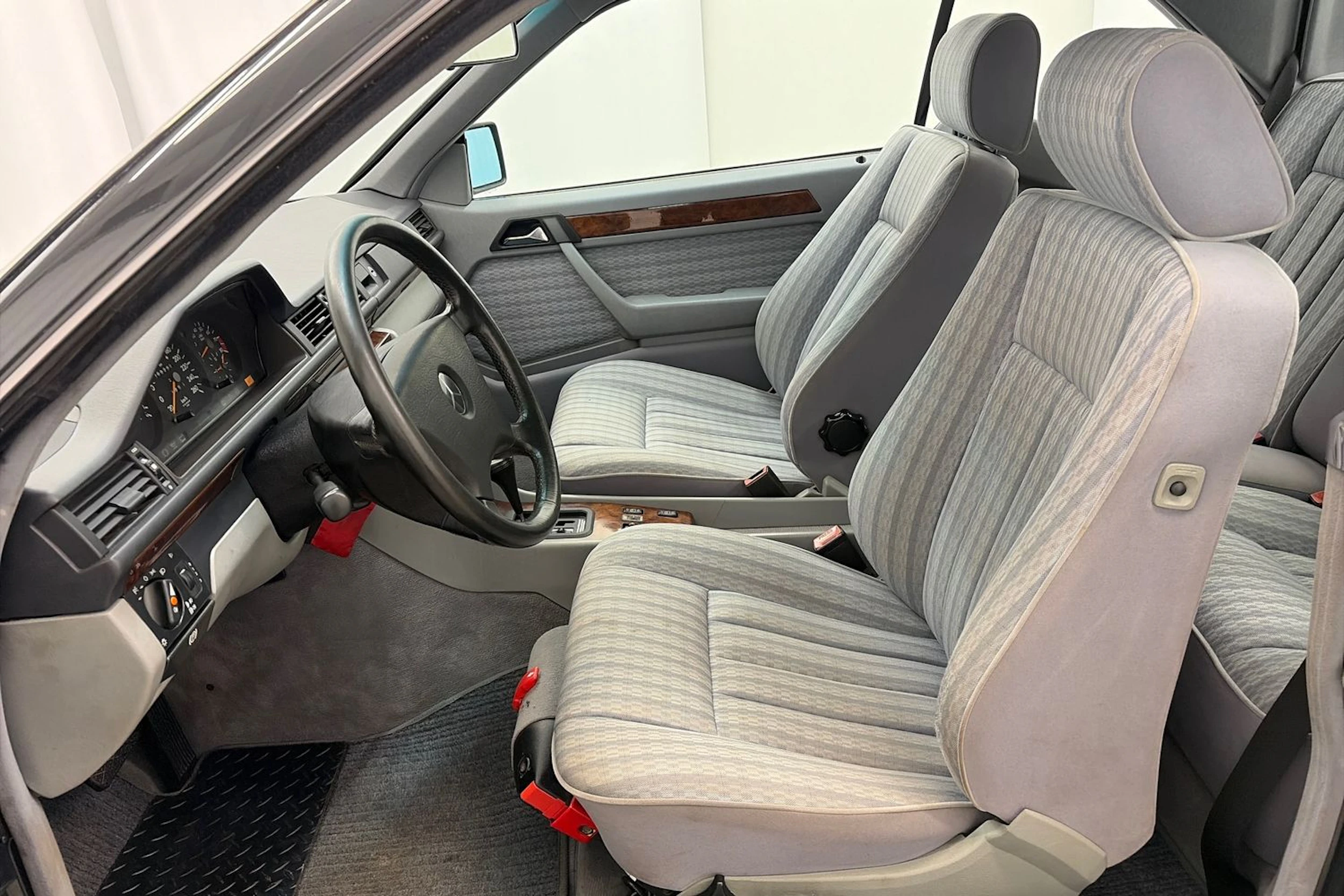 musta Mercedes-Benz 300 1992 kuva 12.