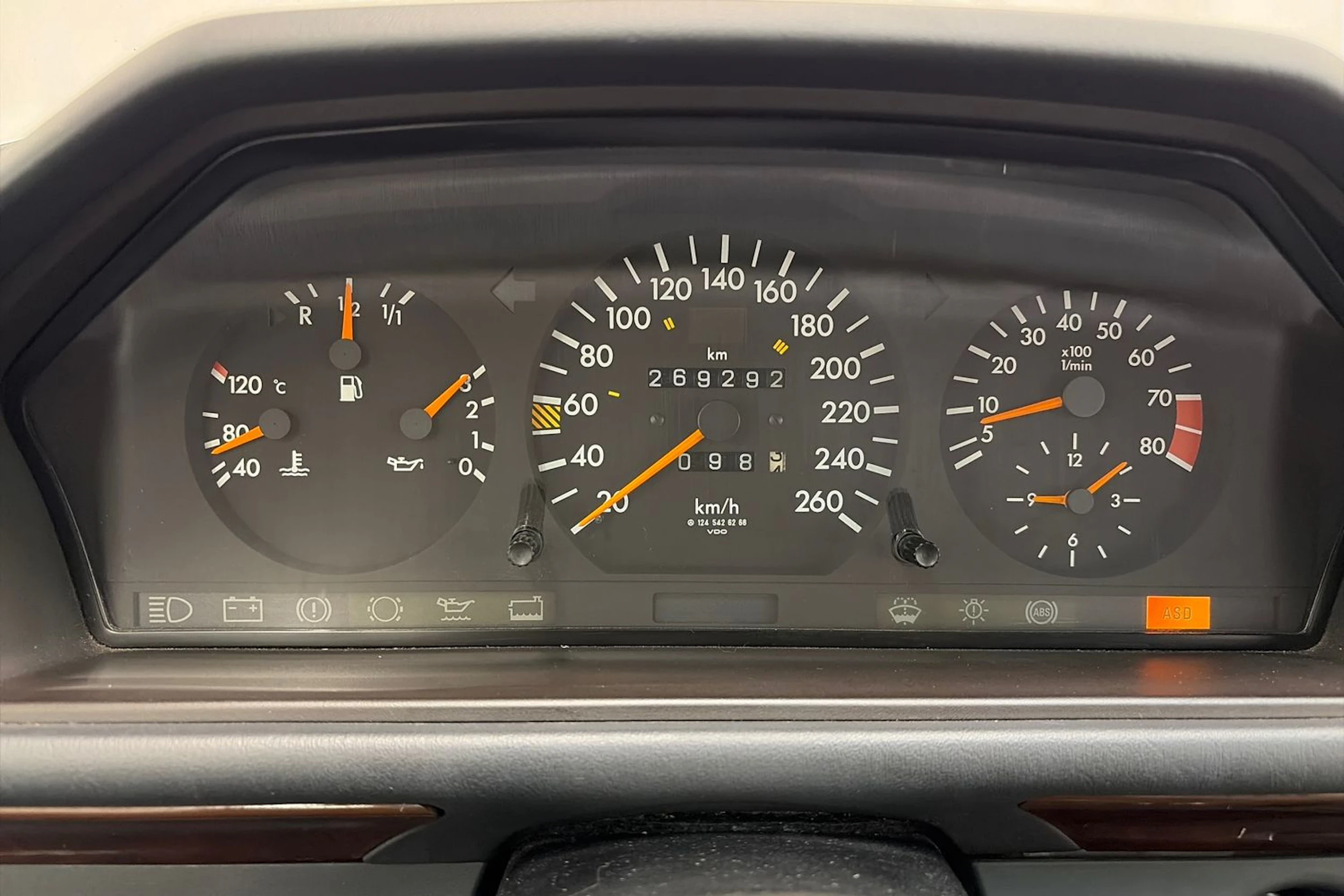 musta Mercedes-Benz 300 1992 kuva 13.