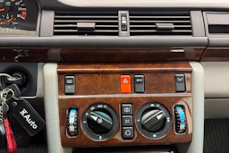 musta Mercedes-Benz 300 1992 kuva 14.