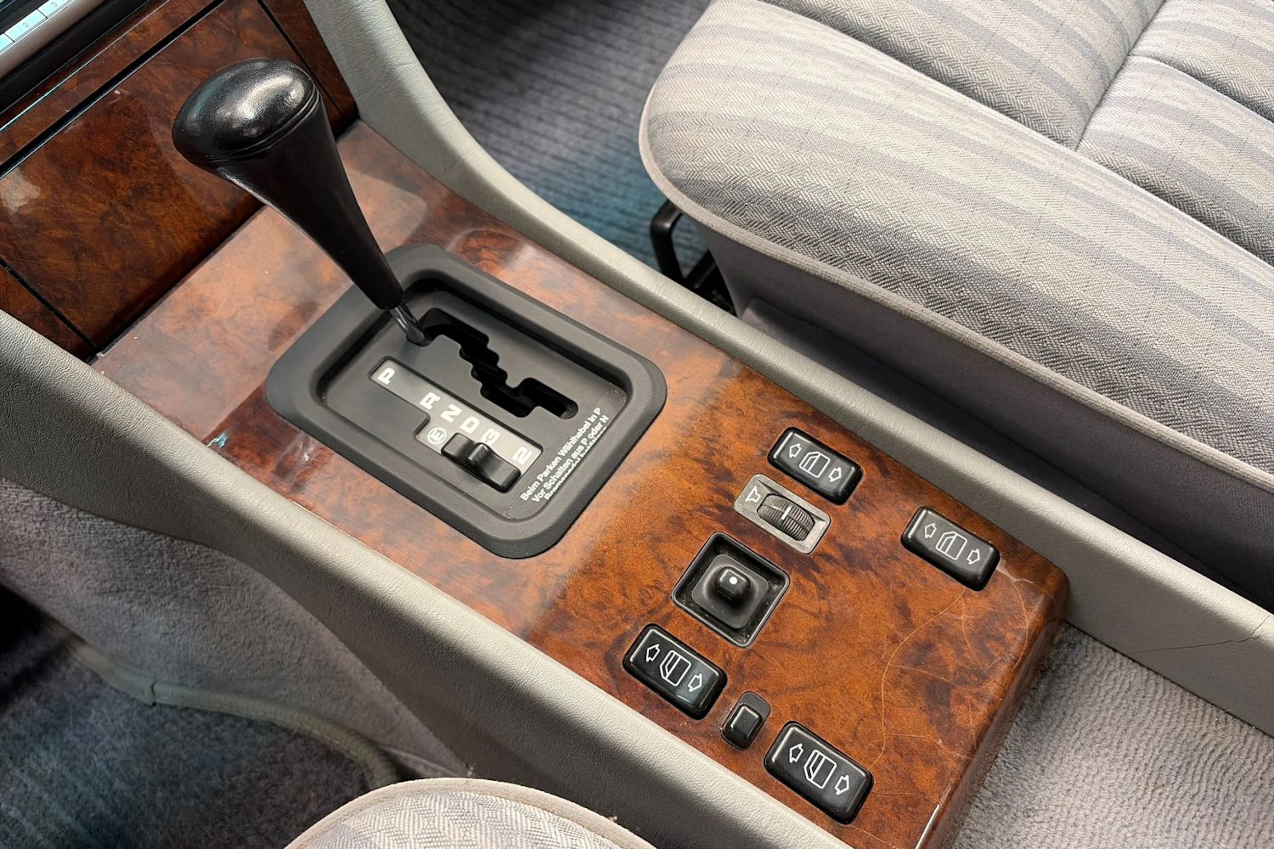 musta Mercedes-Benz 300 1992 kuva 16.