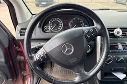punainen Mercedes-Benz A 2005 kuva 16.