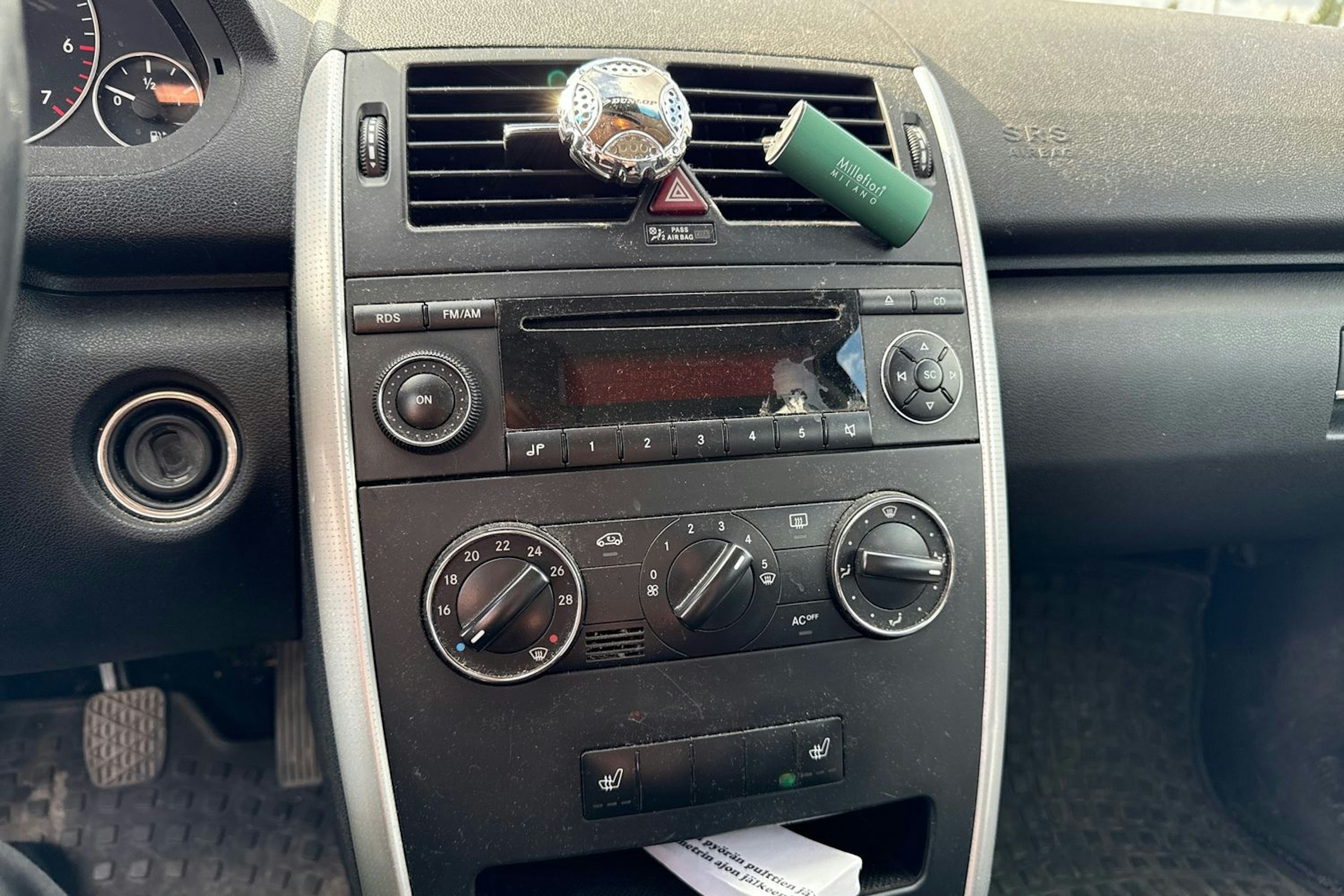 punainen Mercedes-Benz A 2005 kuva 17.