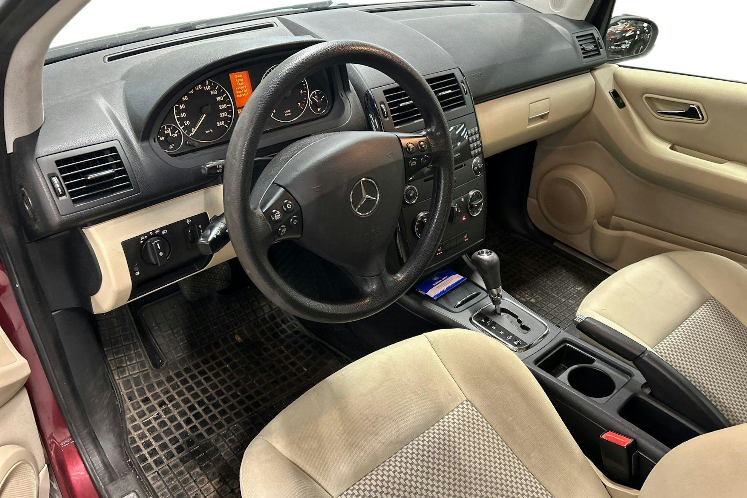 punainen Mercedes-Benz A 2007 kuva 3.