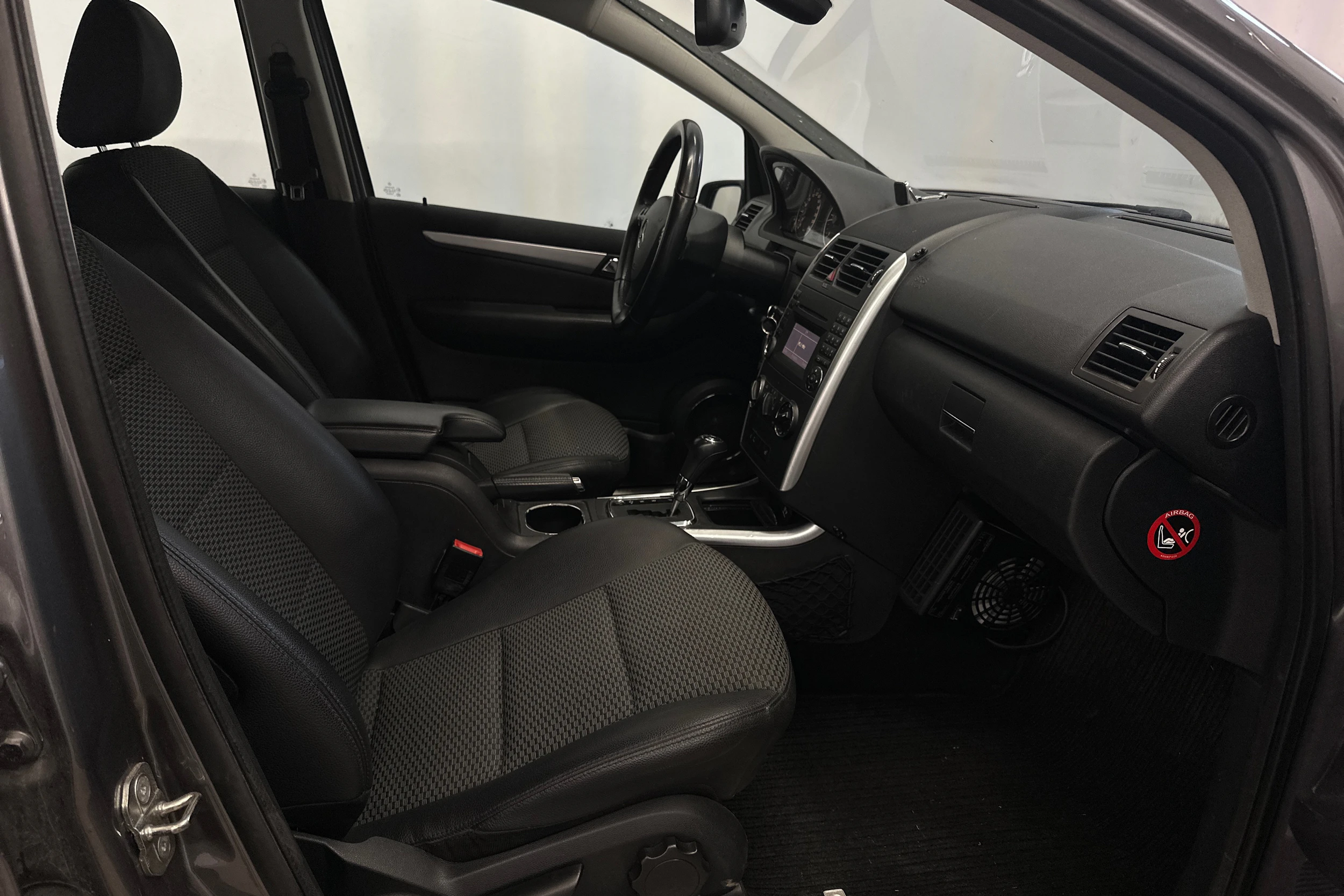 harmaa Mercedes-Benz A 2009 kuva 16.