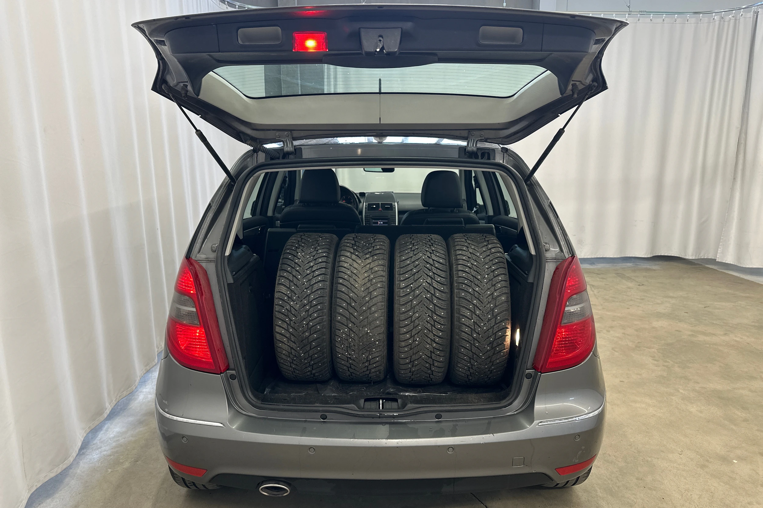 harmaa Mercedes-Benz A 2009 kuva 18.