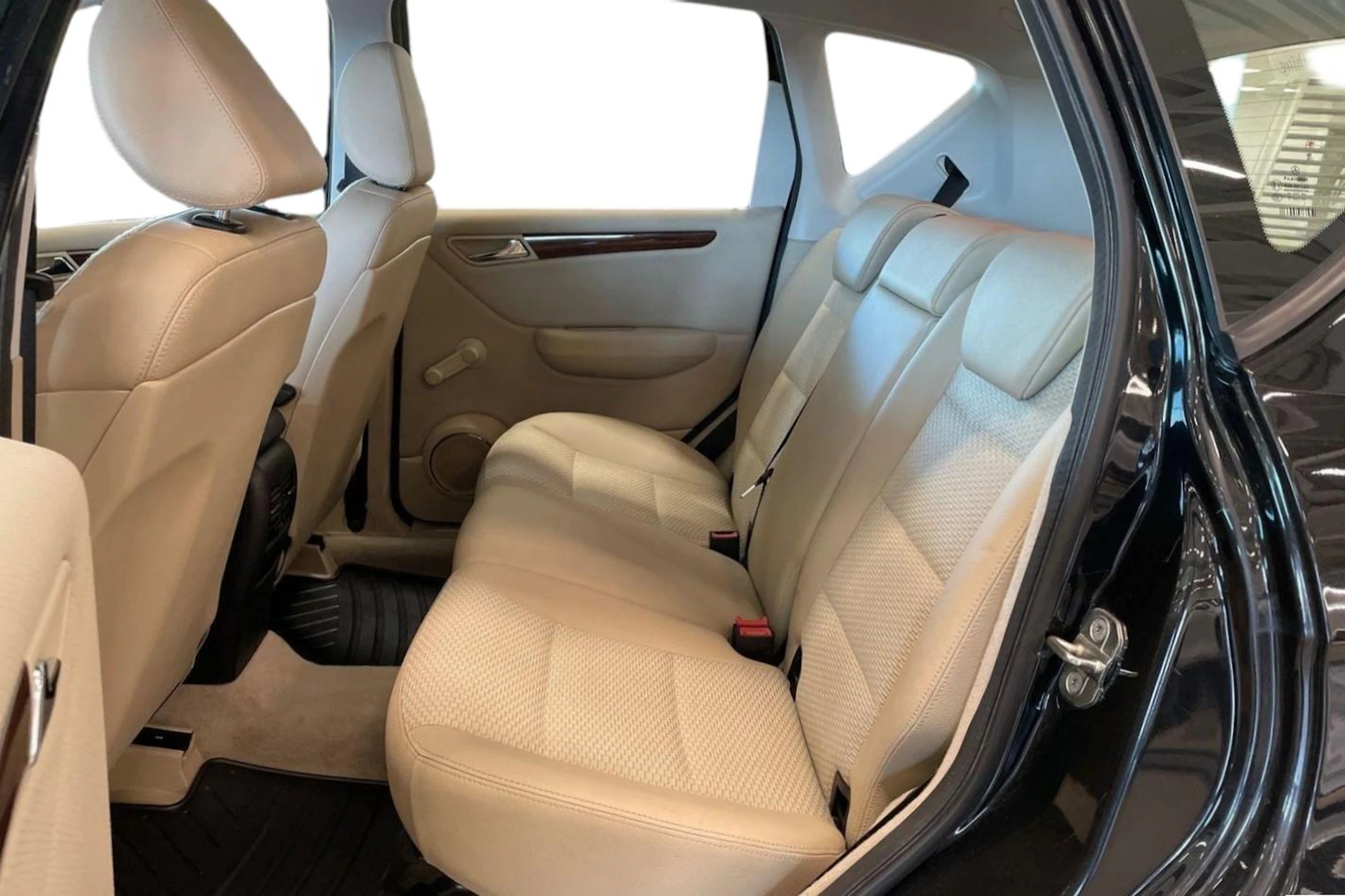 musta Mercedes-Benz A 2011 kuva 8.
