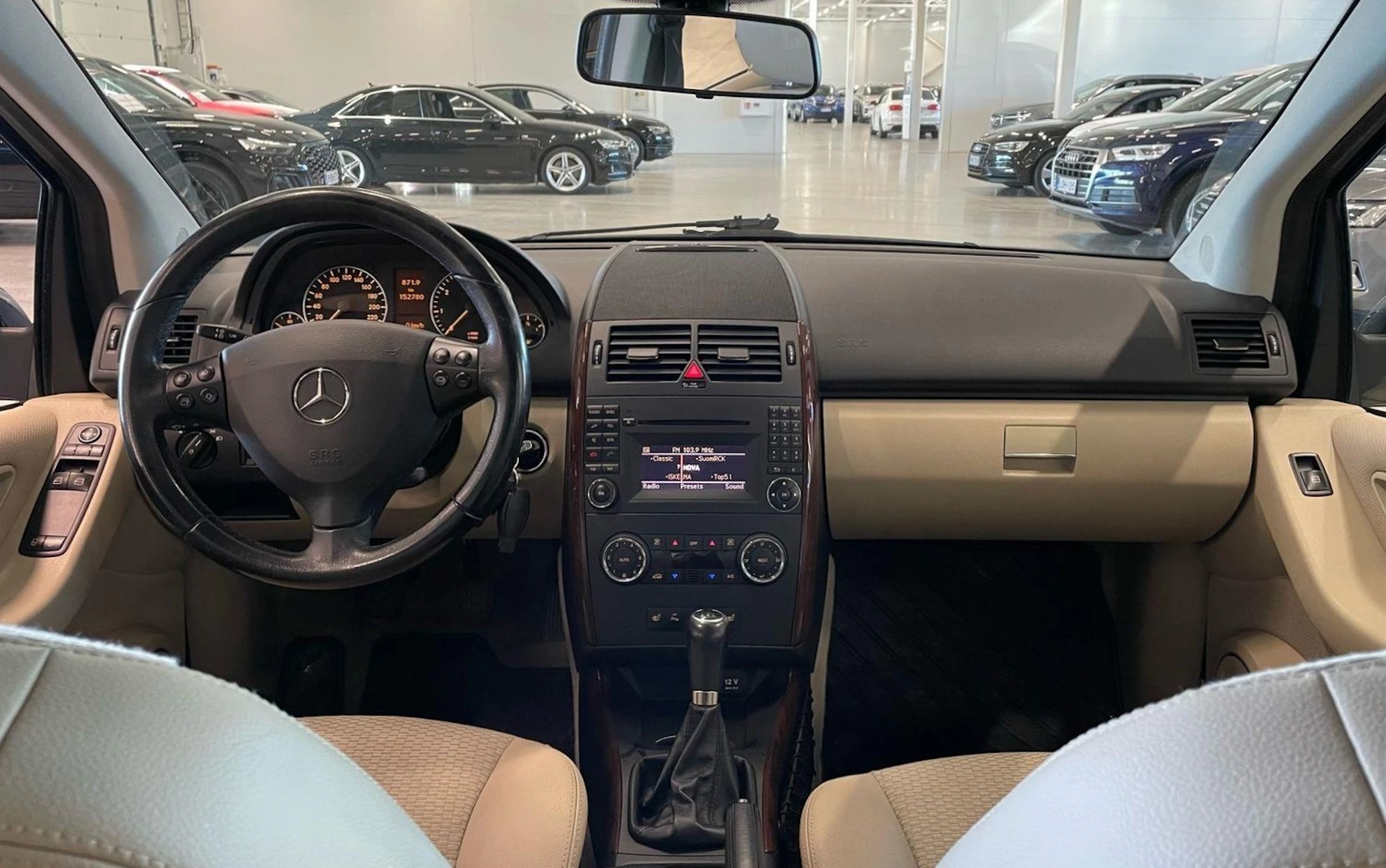 musta Mercedes-Benz A 2011 kuva 11.