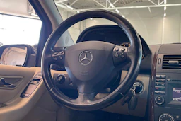 musta Mercedes-Benz A 2011 kuva 12.