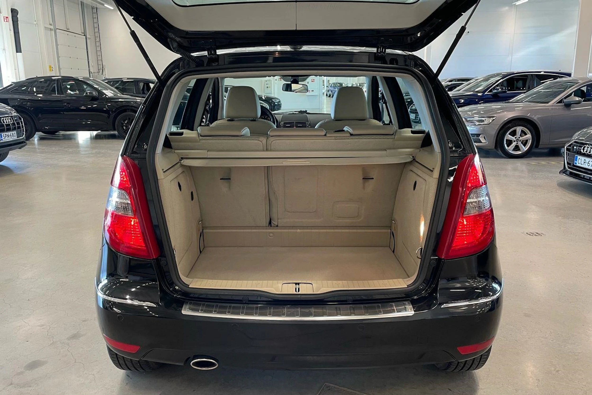 musta Mercedes-Benz A 2011 kuva 20.