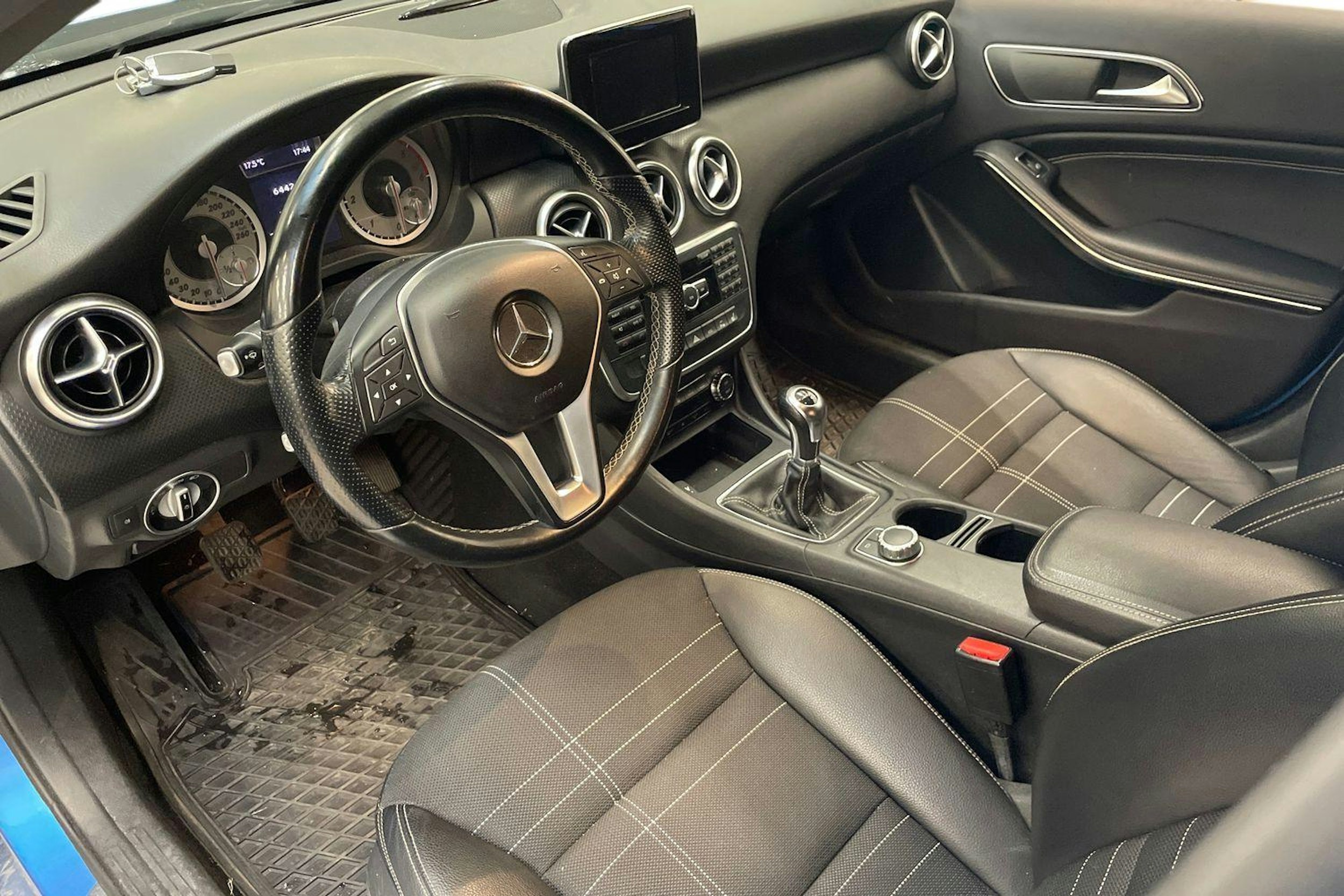 sininen Mercedes-Benz A 2012 kuva 3.