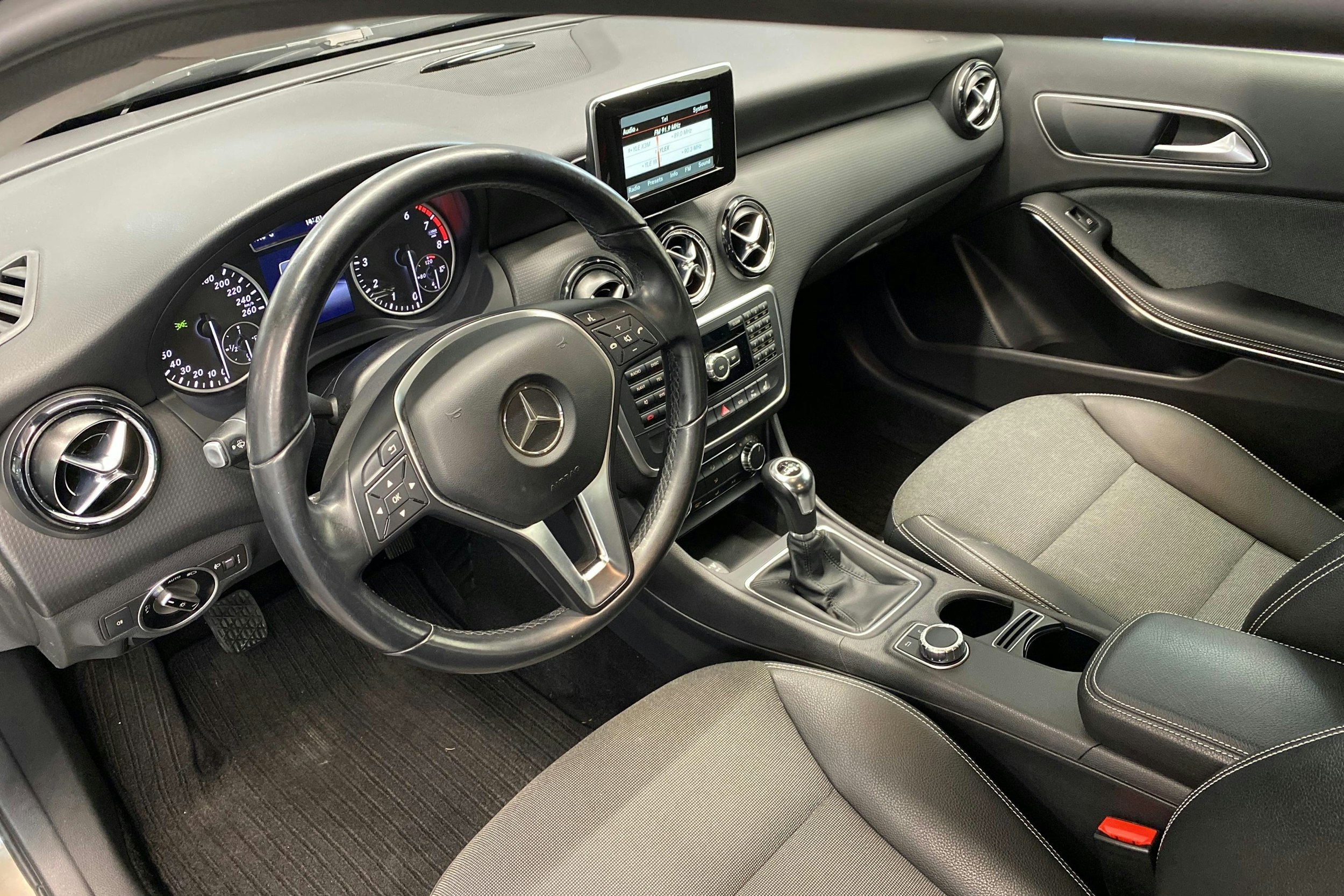 harmaa Mercedes-Benz A 2013 kuva 7.