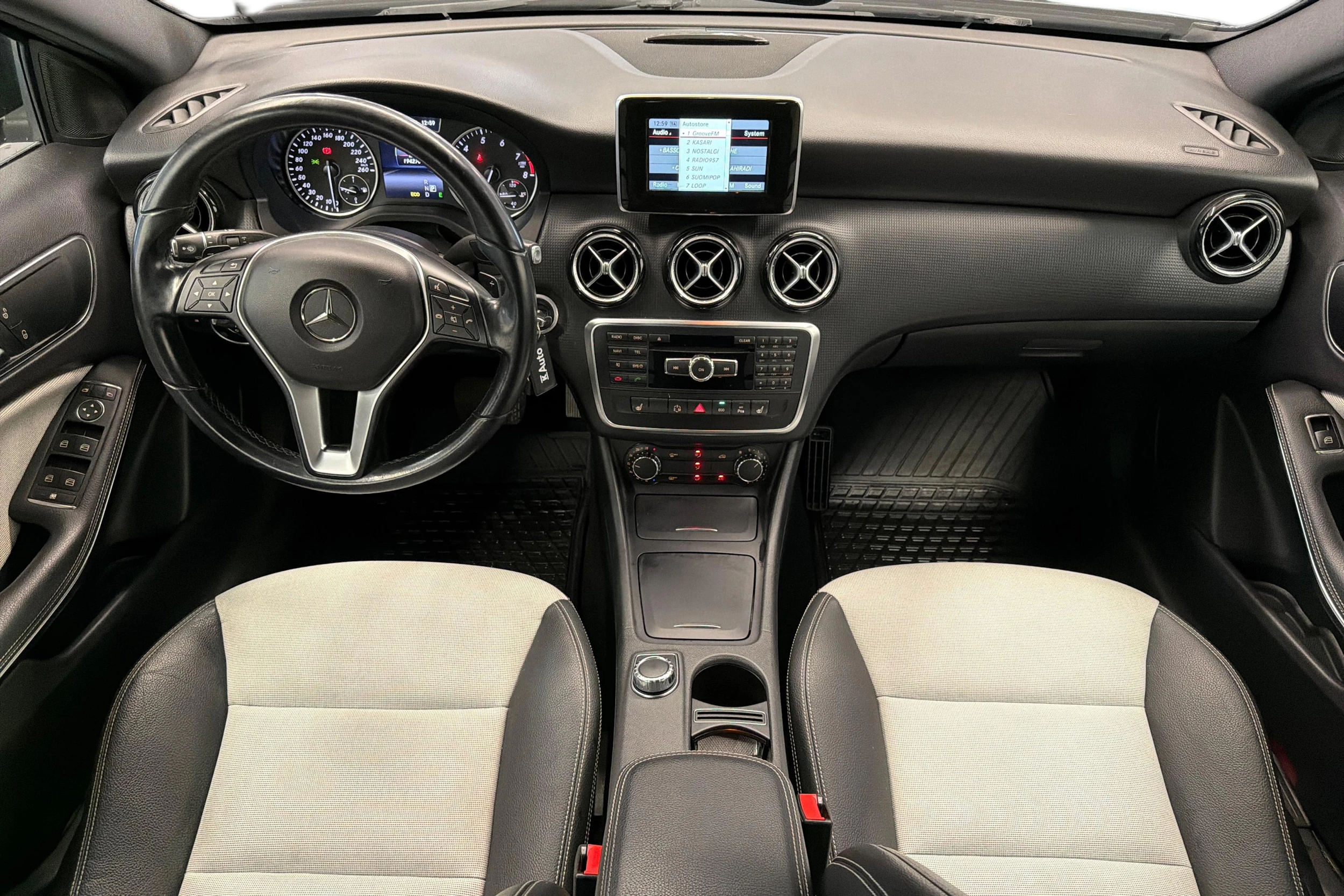 violetti Mercedes-Benz A 2013 kuva 7.