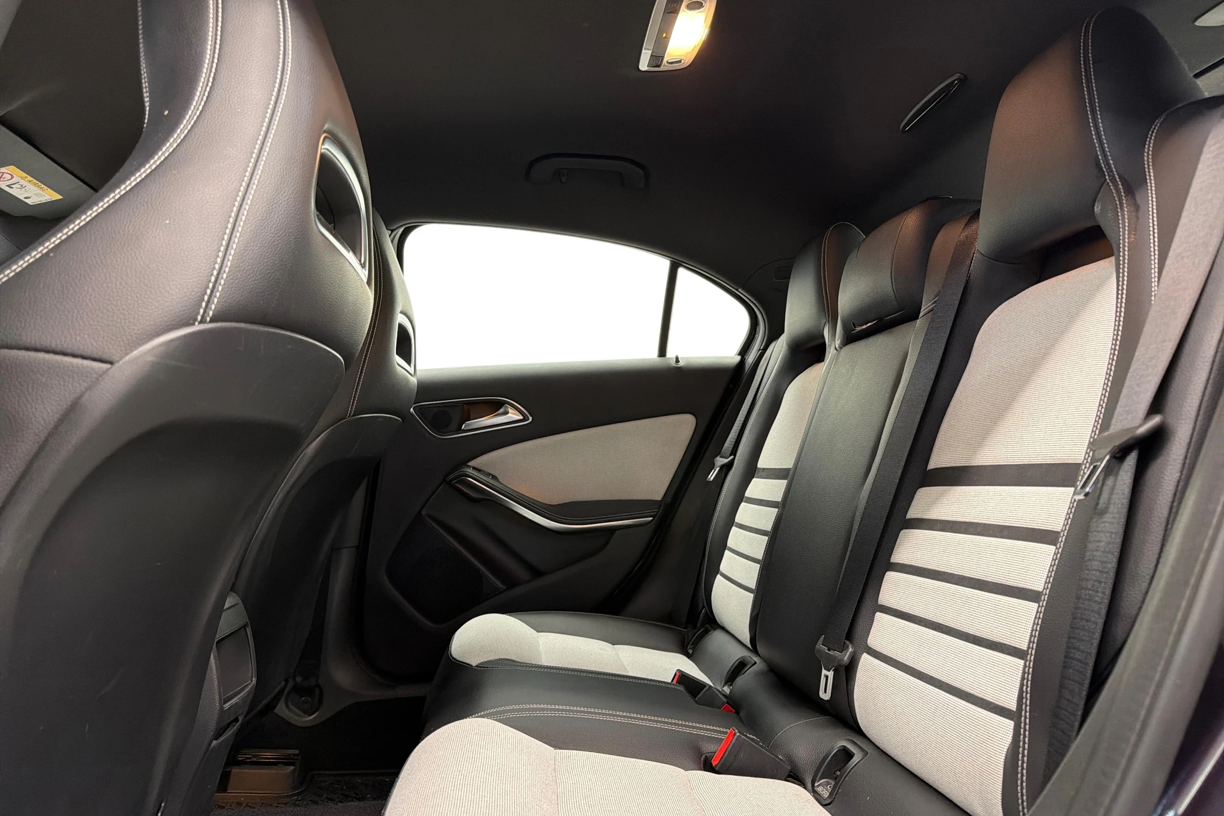 violetti Mercedes-Benz A 2013 kuva 8.