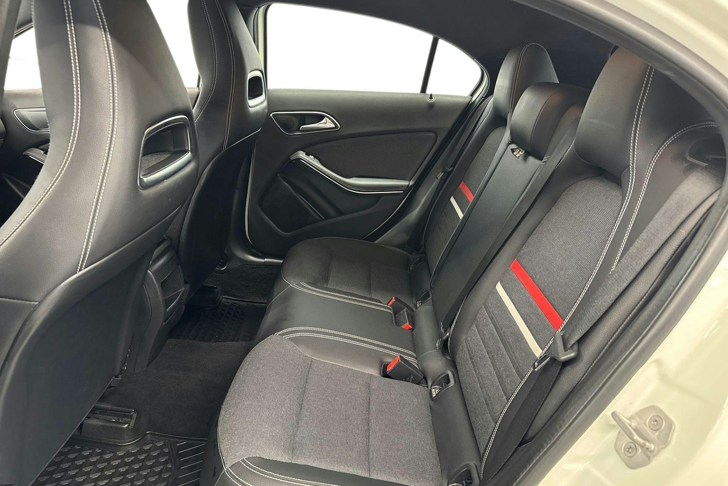 valkoinen Mercedes-Benz A 2013 kuva 10.