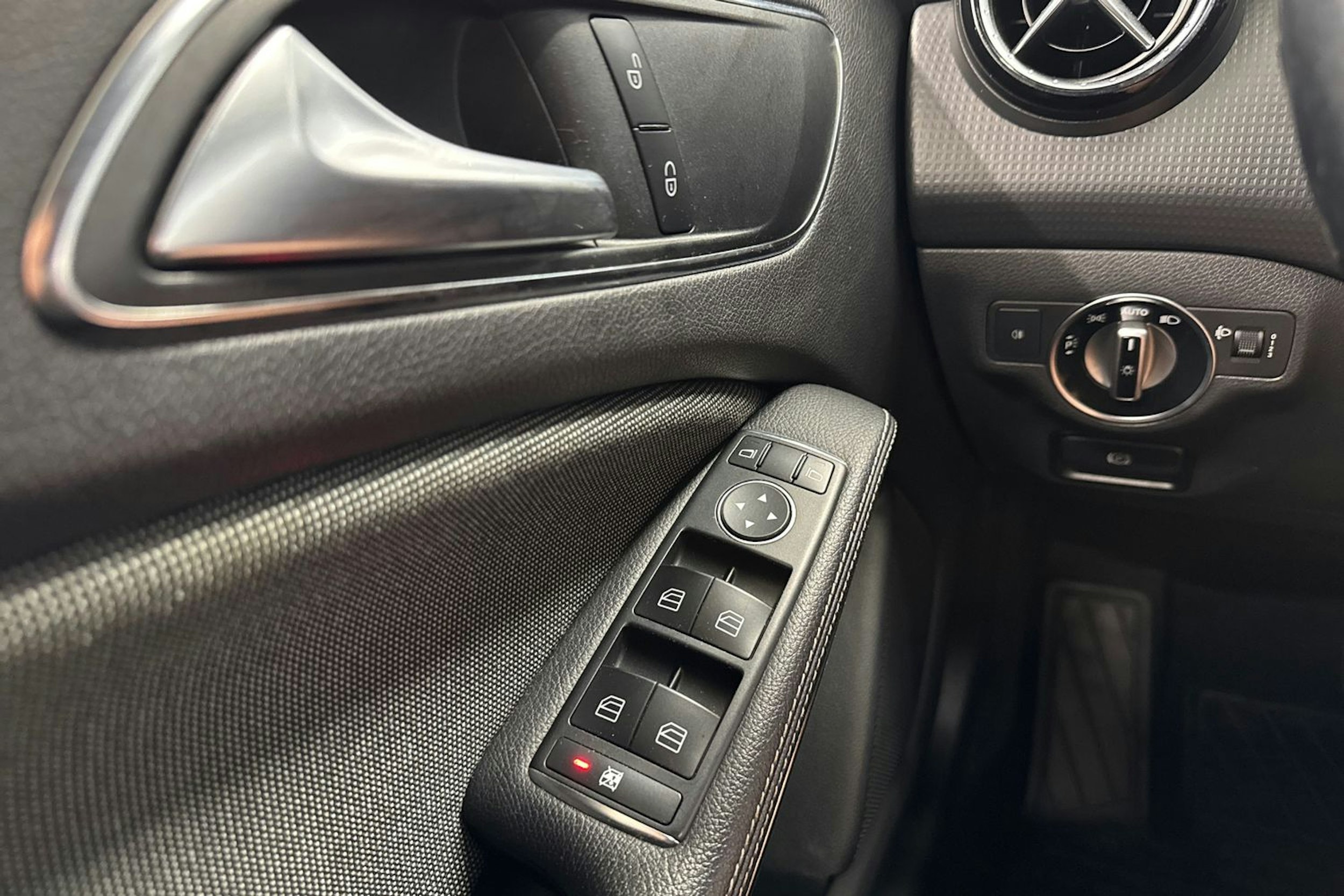 valkoinen Mercedes-Benz A 2013 kuva 18.