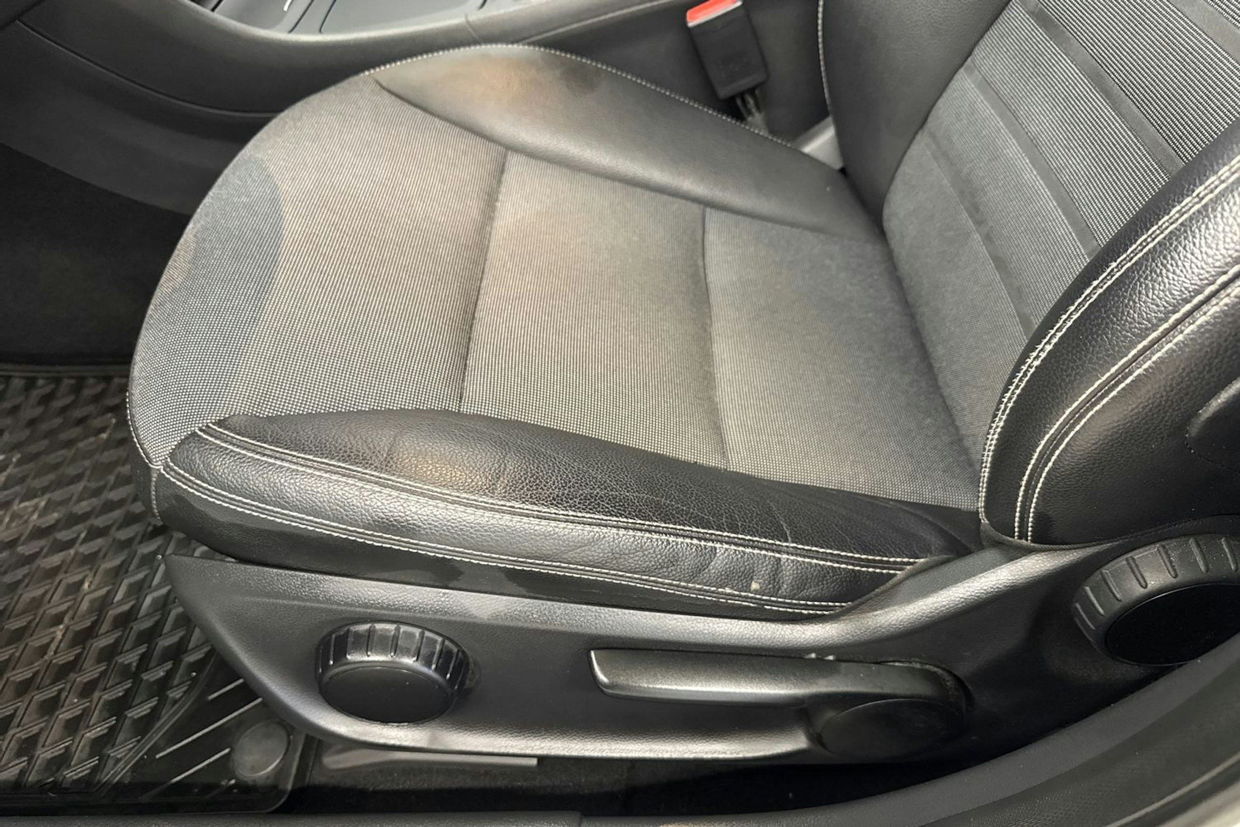 valkoinen Mercedes-Benz A 2013 kuva 24.