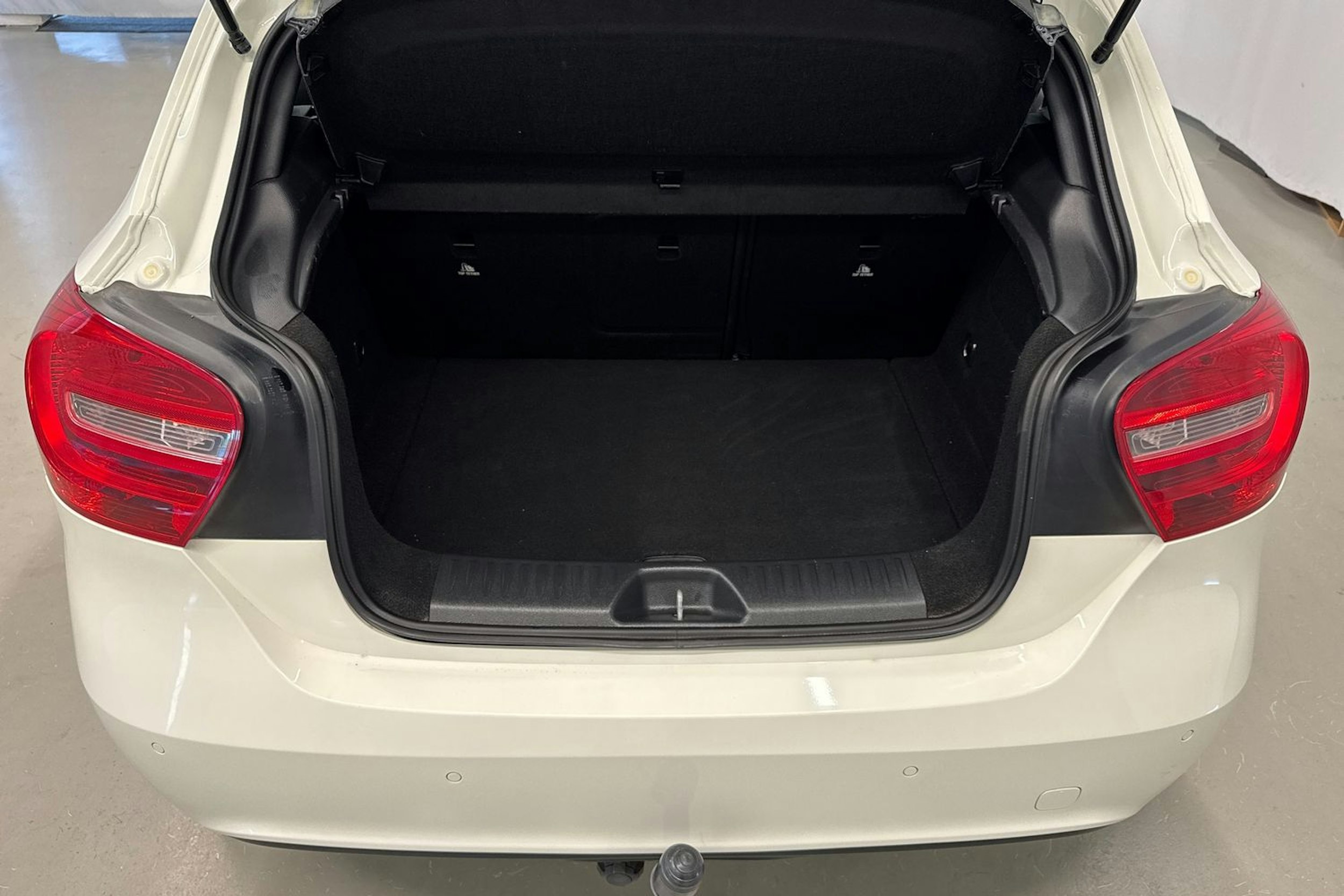 valkoinen Mercedes-Benz A 2013 kuva 27.