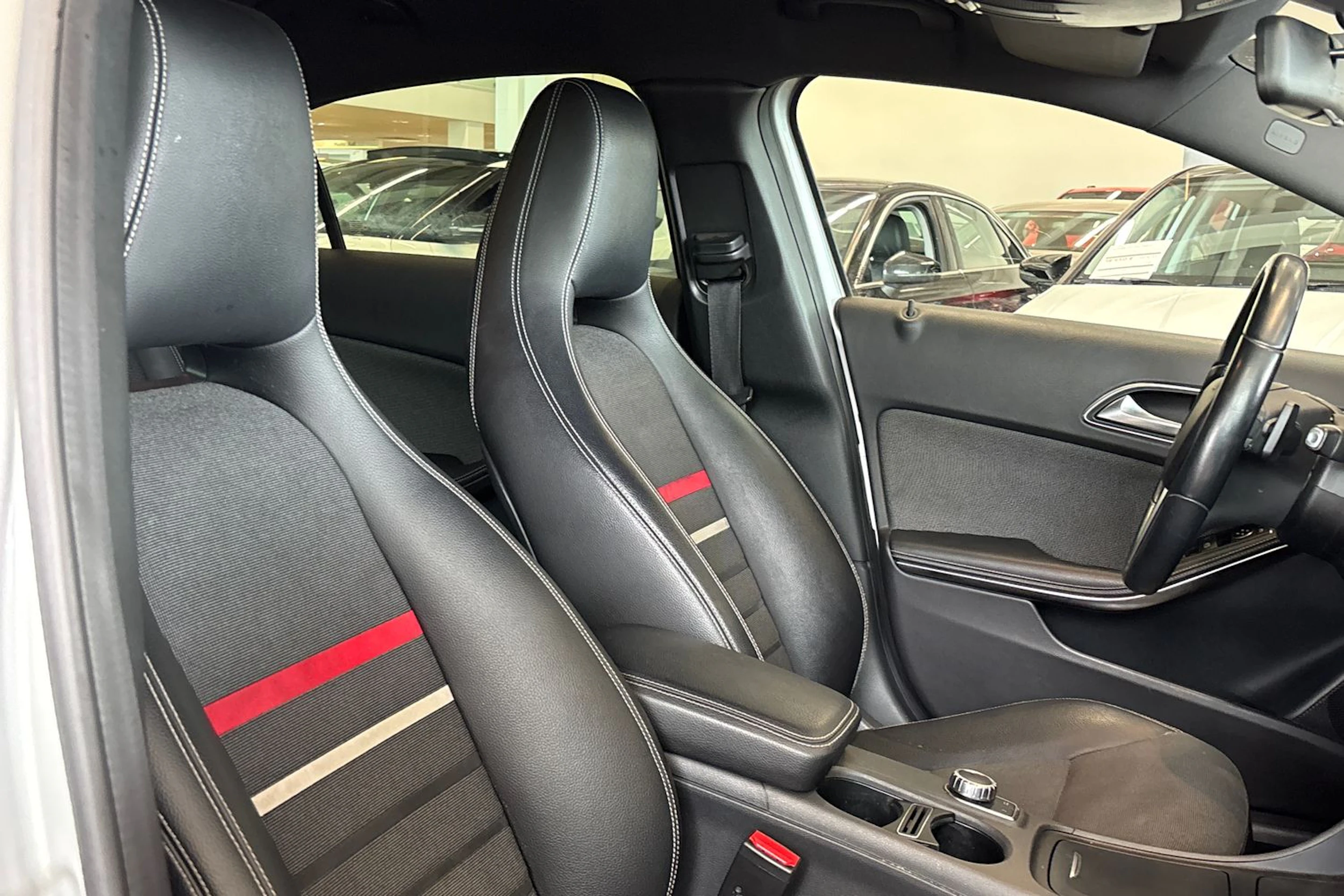Harmaa Mercedes-Benz A 2013 kuva 24.