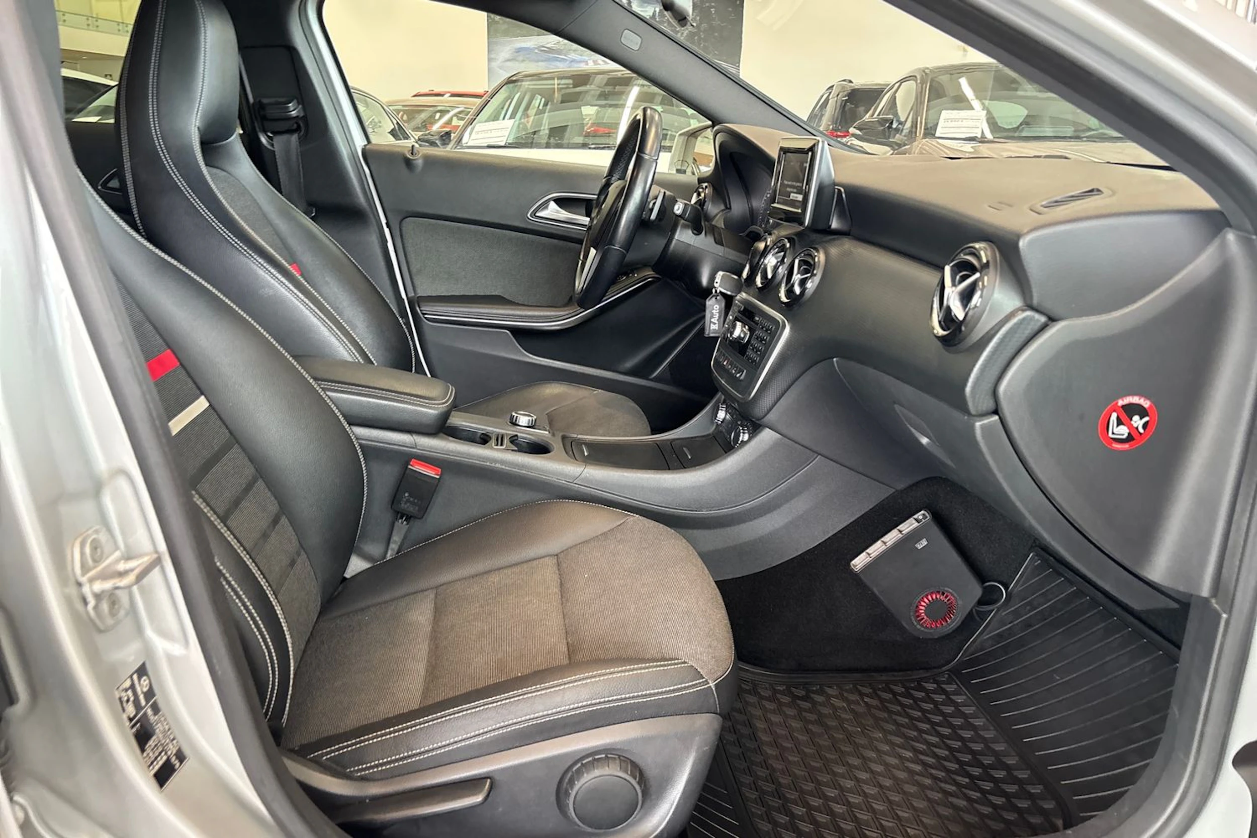Harmaa Mercedes-Benz A 2013 kuva 27.