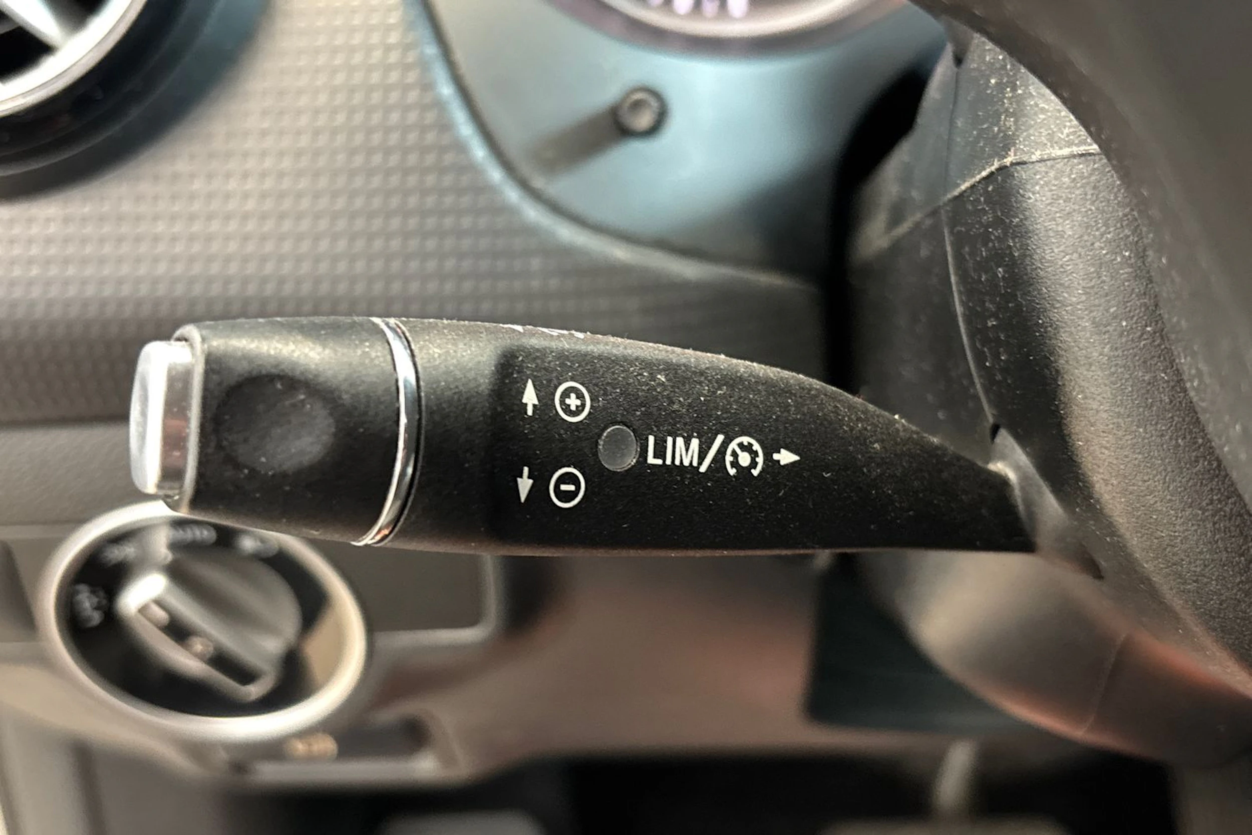 Harmaa Mercedes-Benz A 2013 kuva 29.