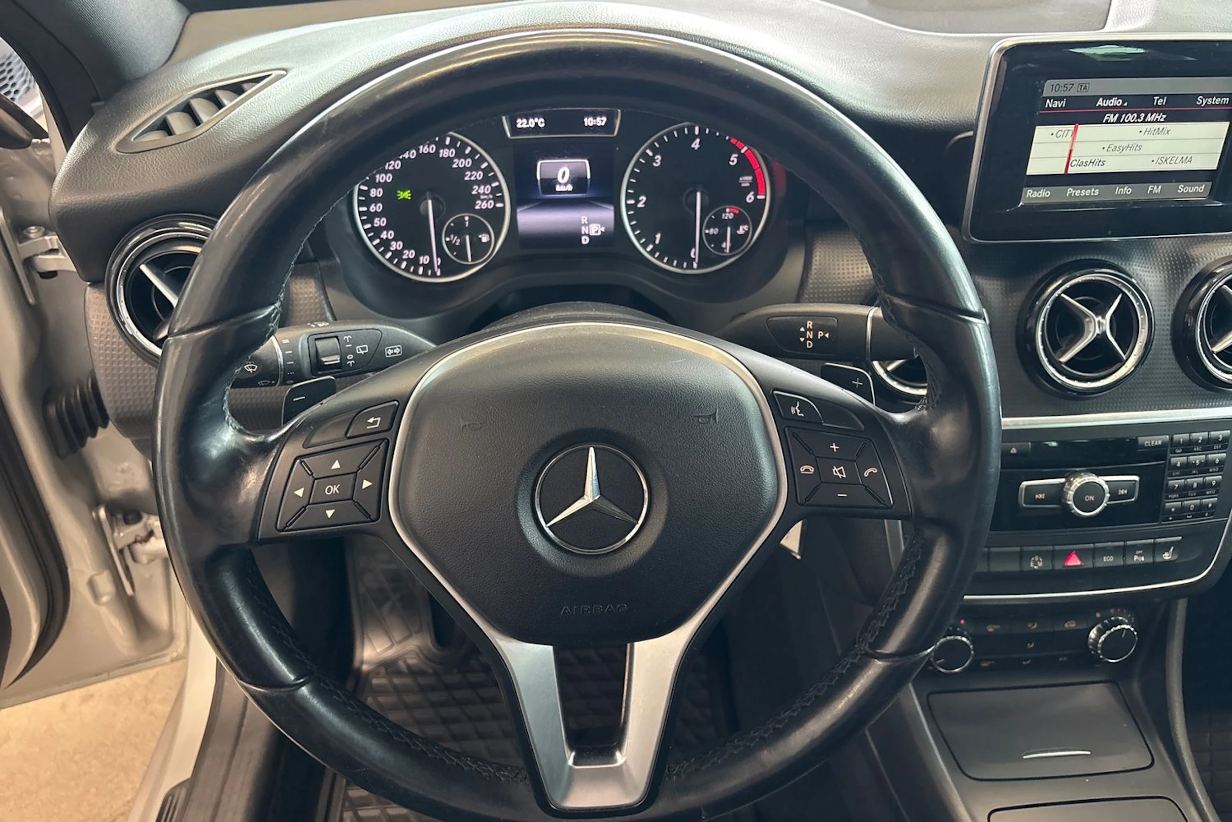 Harmaa Mercedes-Benz A 2013 kuva 46.