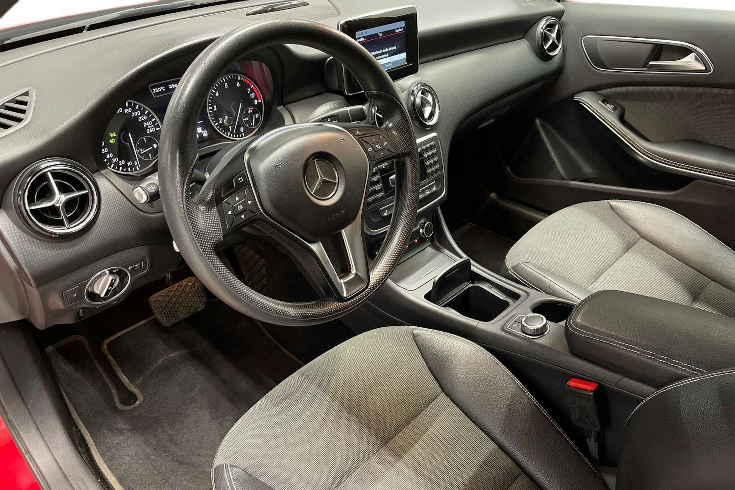 punainen Mercedes-Benz A 2013 kuva 7.