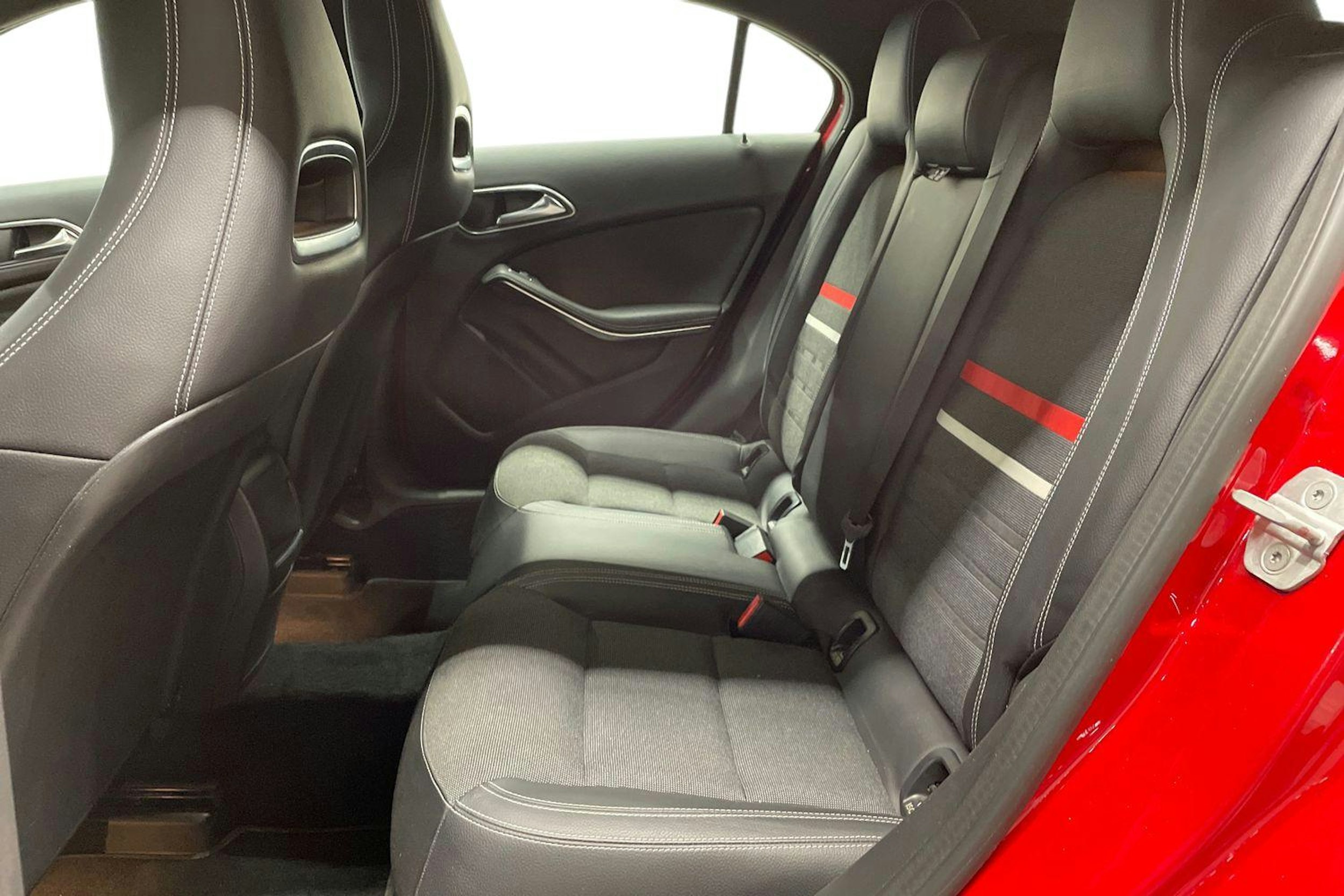 punainen Mercedes-Benz A 2013 kuva 10.