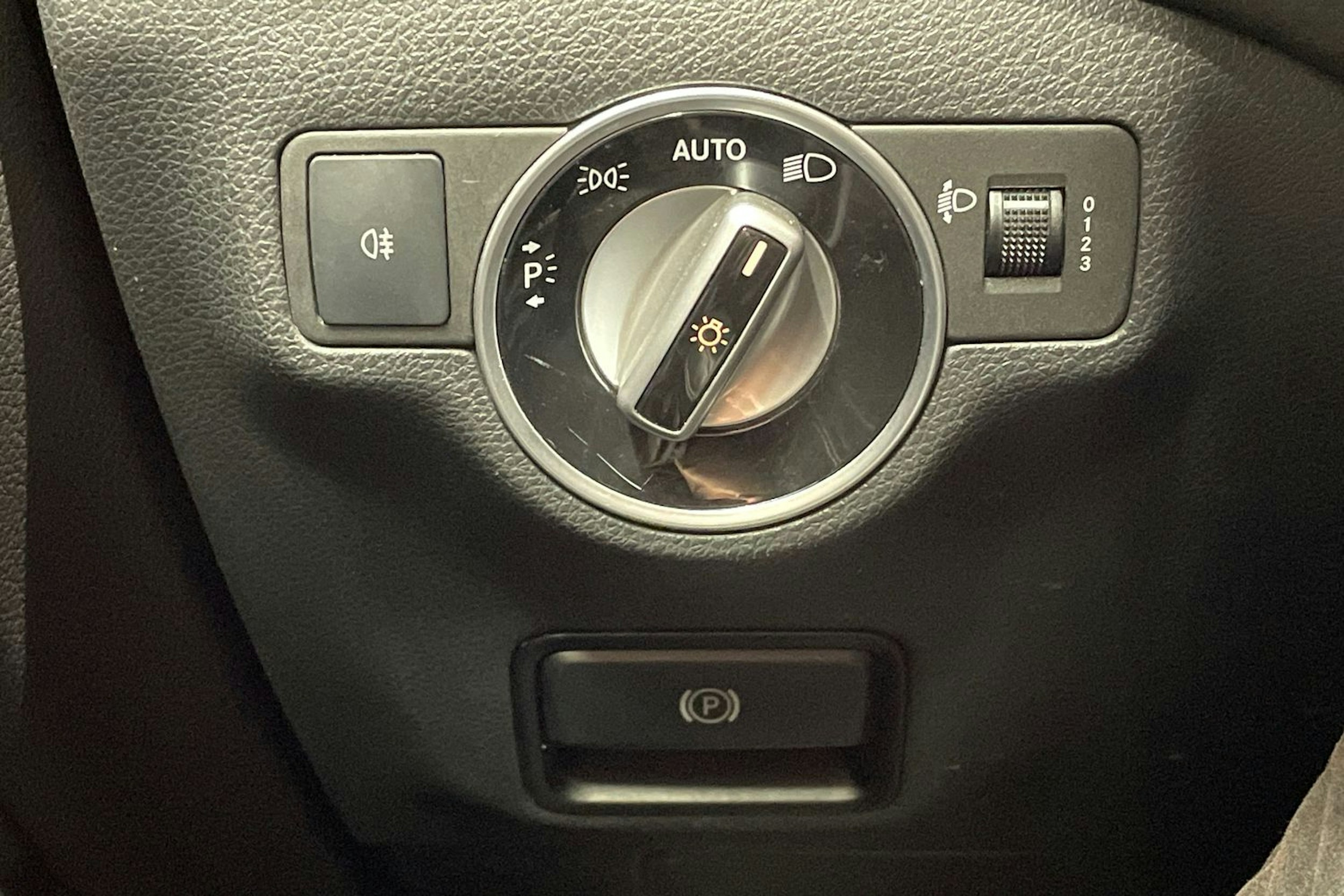 punainen Mercedes-Benz A 2013 kuva 16.