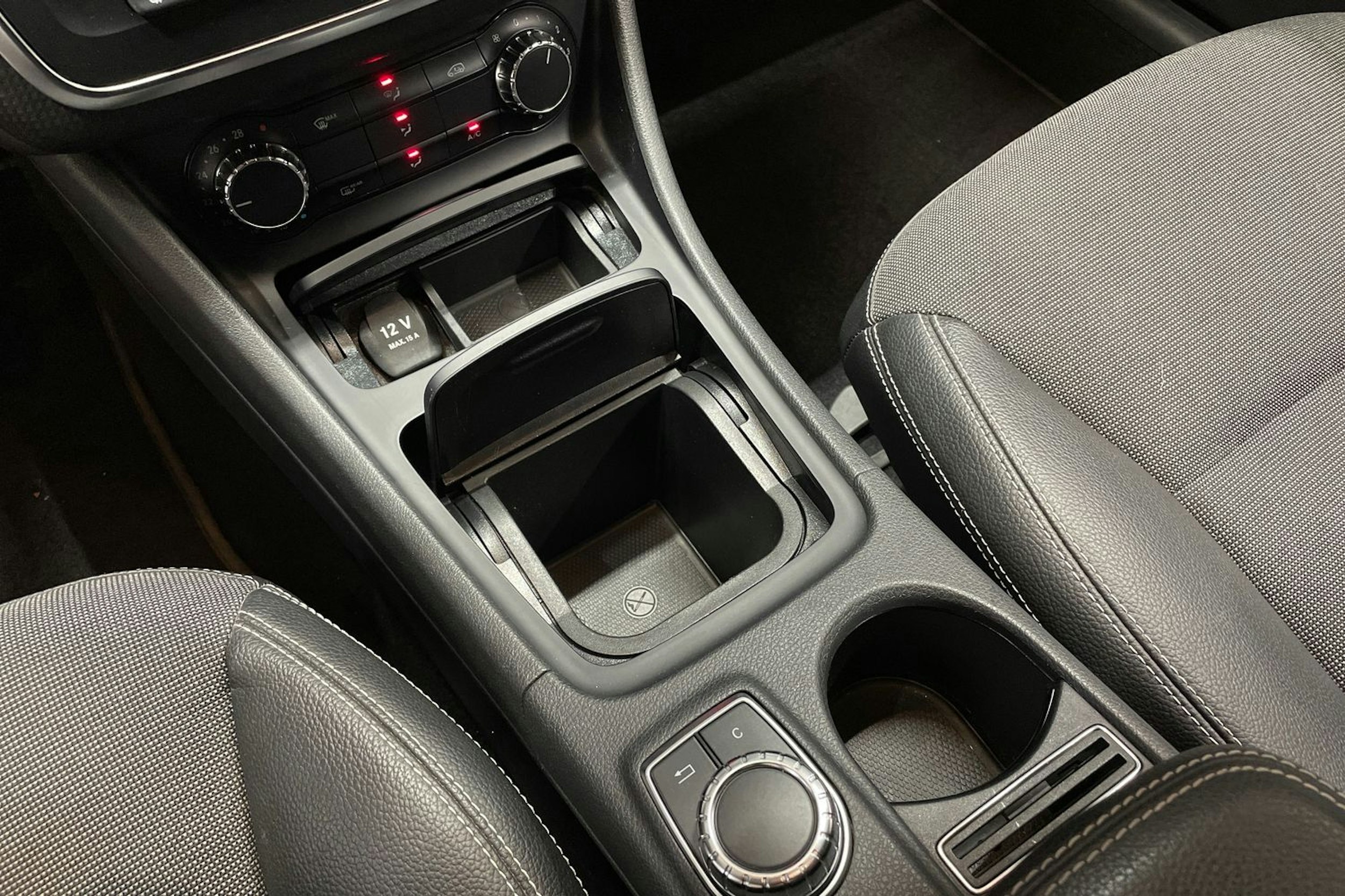 punainen Mercedes-Benz A 2013 kuva 18.