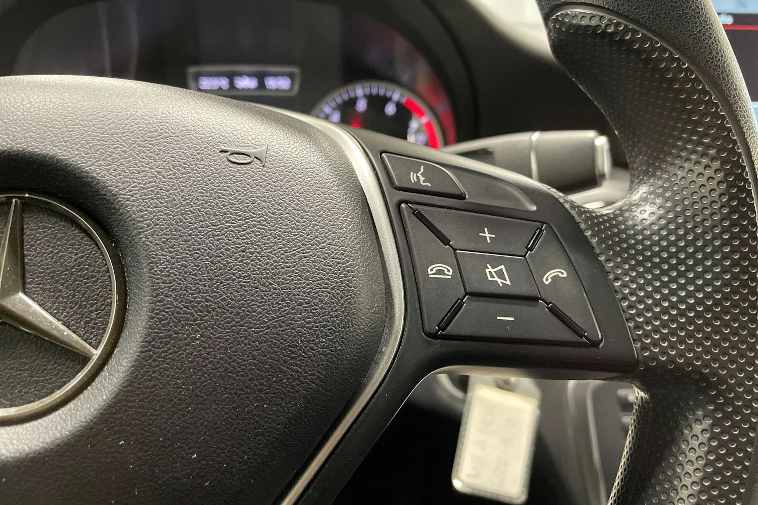 punainen Mercedes-Benz A 2013 kuva 20.