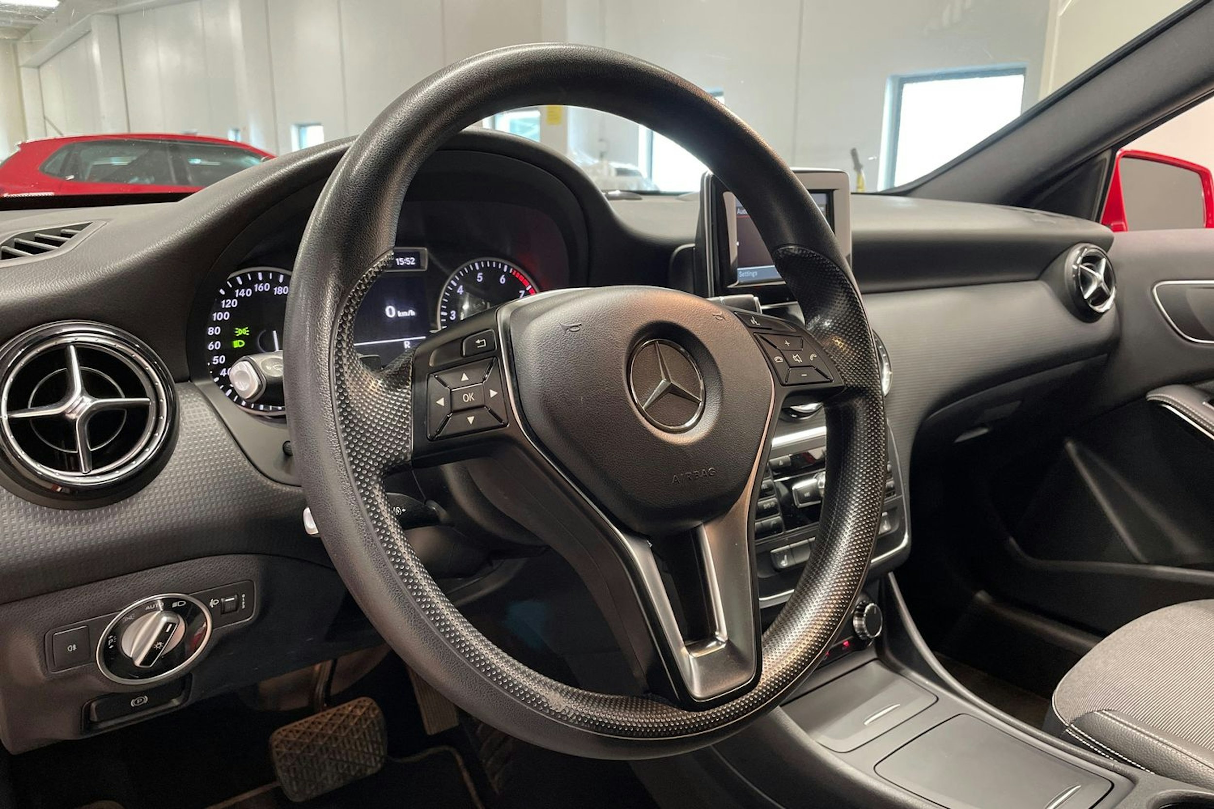 punainen Mercedes-Benz A 2013 kuva 21.