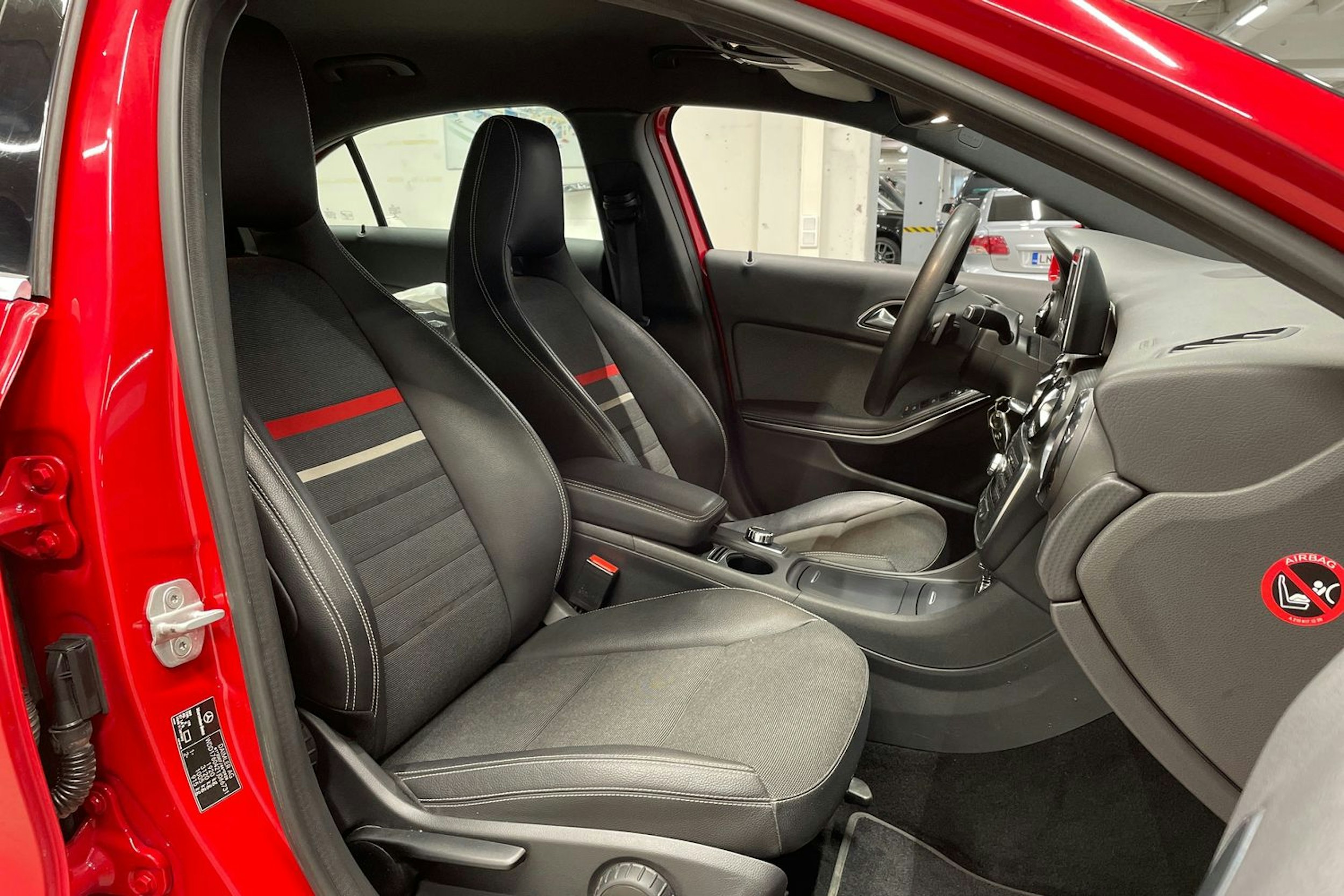 punainen Mercedes-Benz A 2013 kuva 22.