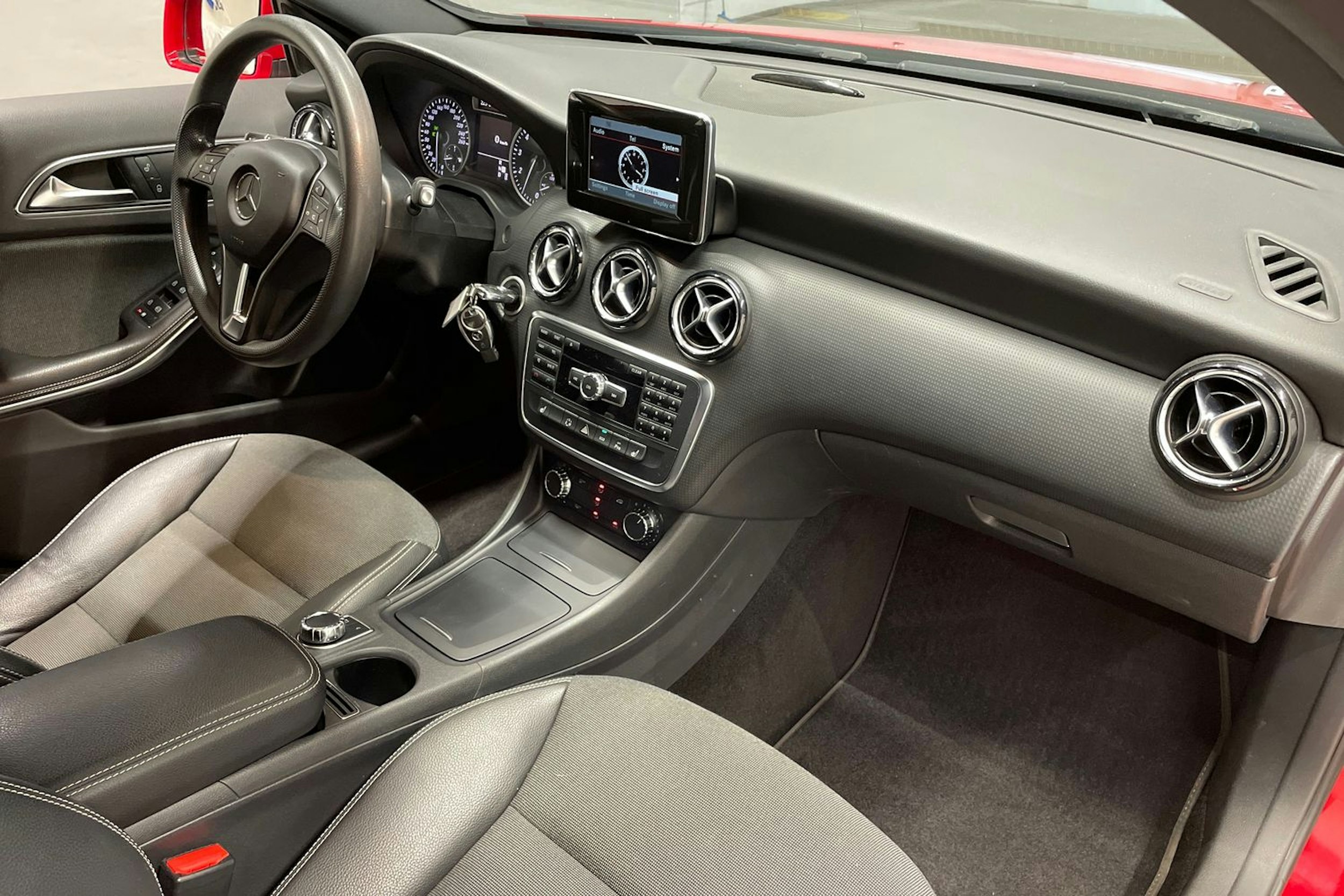 punainen Mercedes-Benz A 2013 kuva 23.